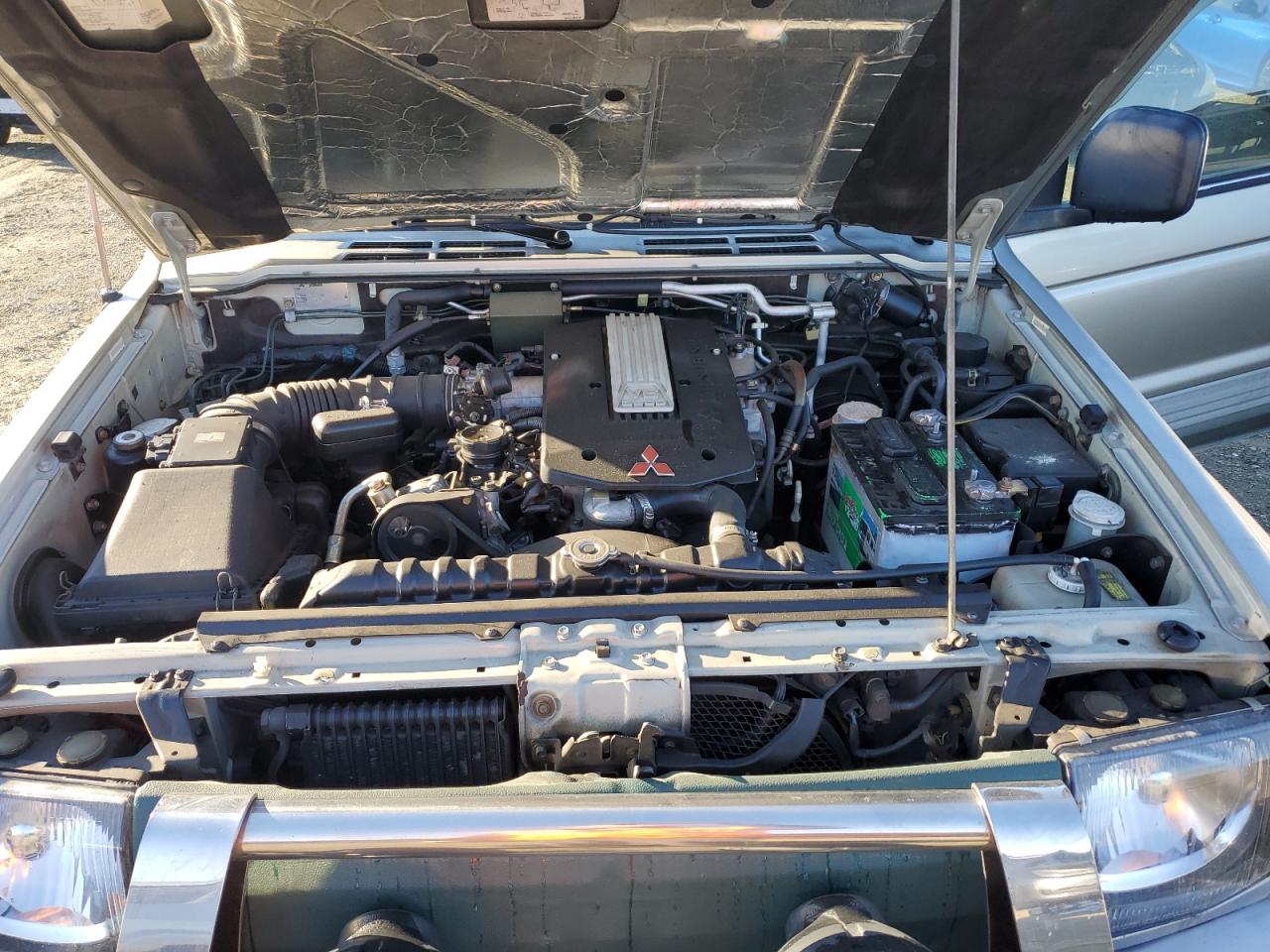 1998 Mitsubishi Montero Серебряный vin: JA4MR51R3WJ004705