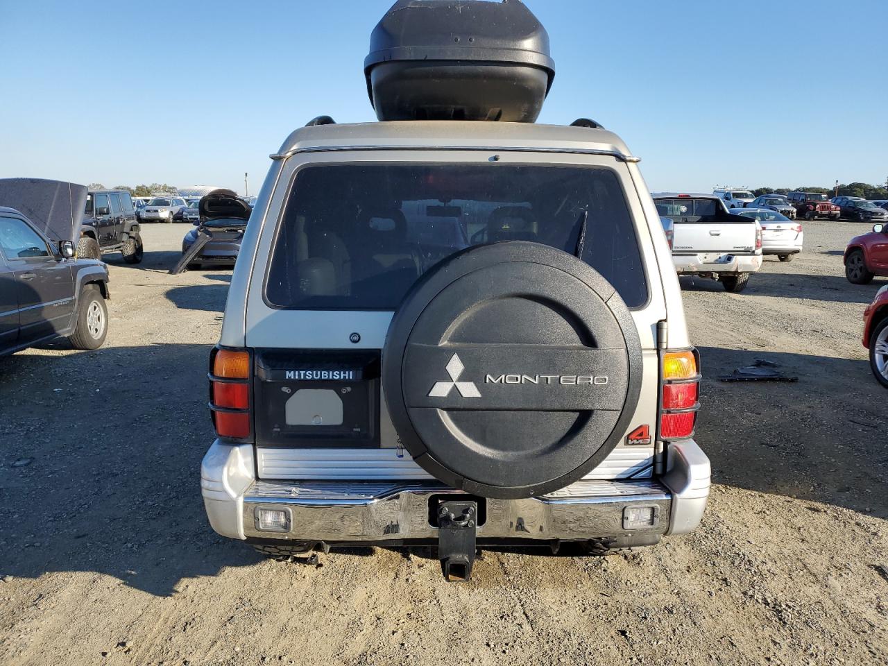 1998 Mitsubishi Montero Серебряный vin: JA4MR51R3WJ004705
