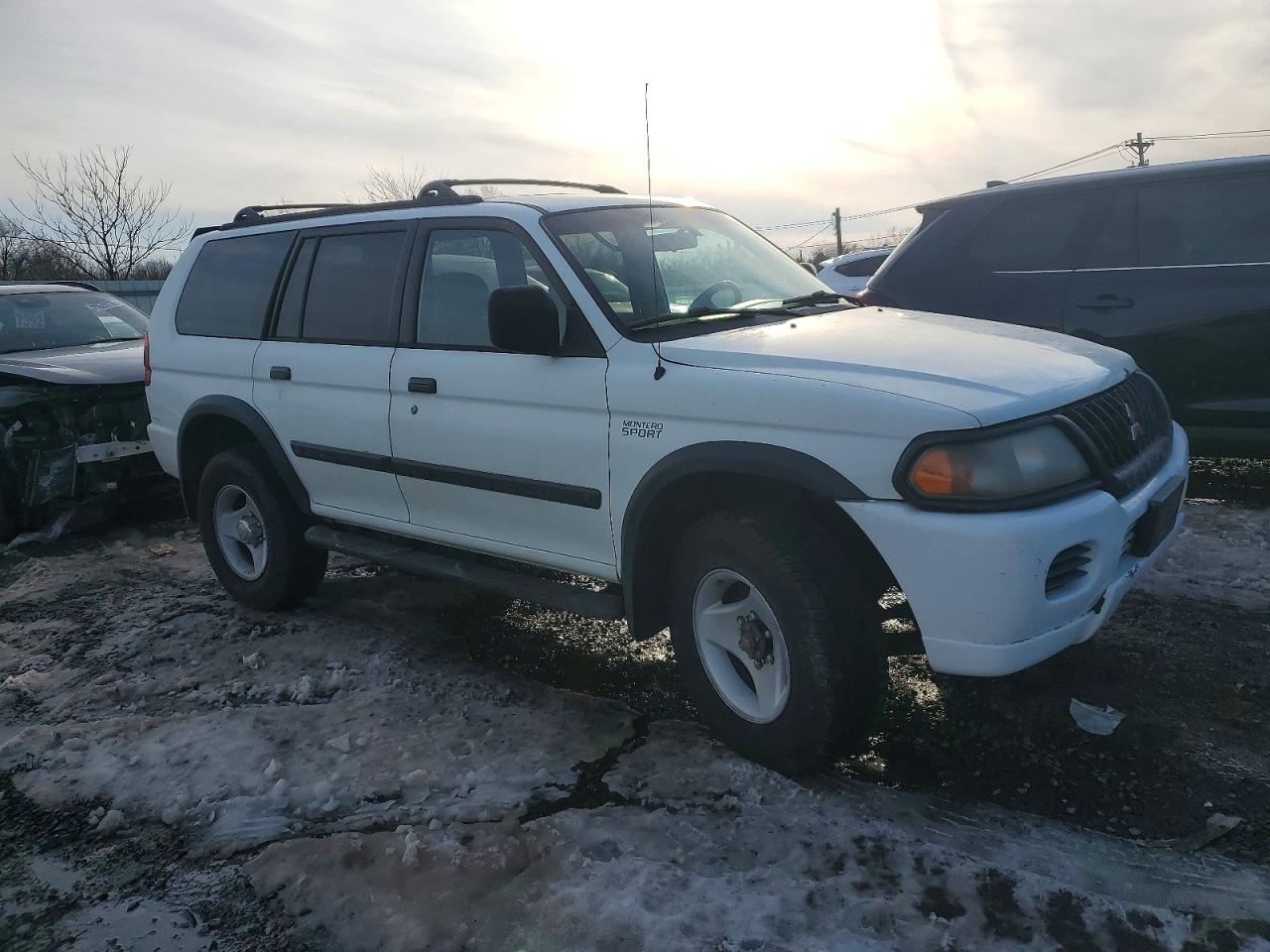 2000 Mitsubishi Montero Sport Ls White vin: JA4MT31H7YP047313