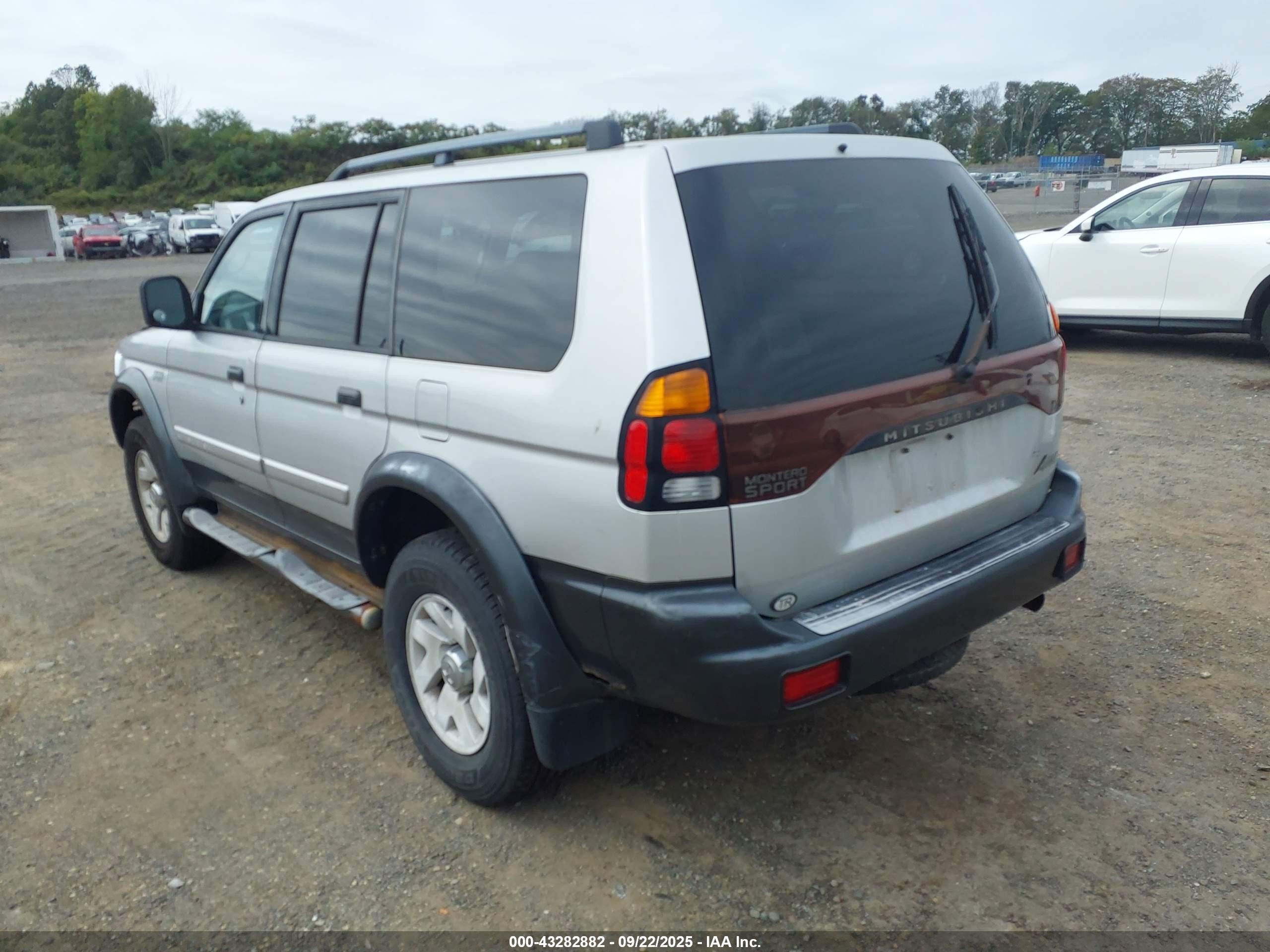 2002 Mitsubishi Montero Sport Xls Silver vin: JA4MT31R22J040076