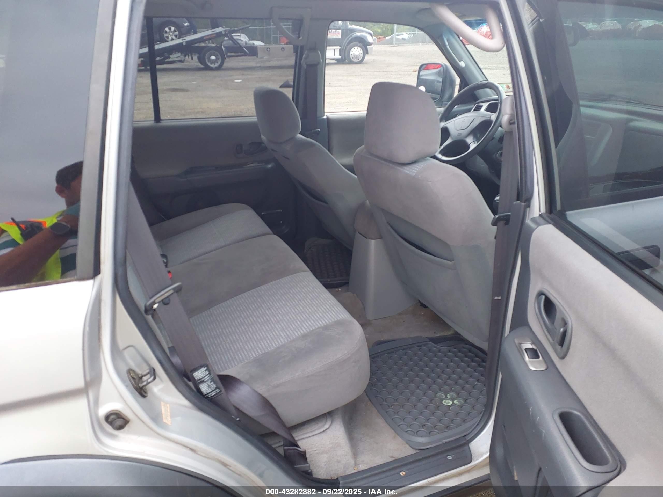 2002 Mitsubishi Montero Sport Xls Silver vin: JA4MT31R22J040076