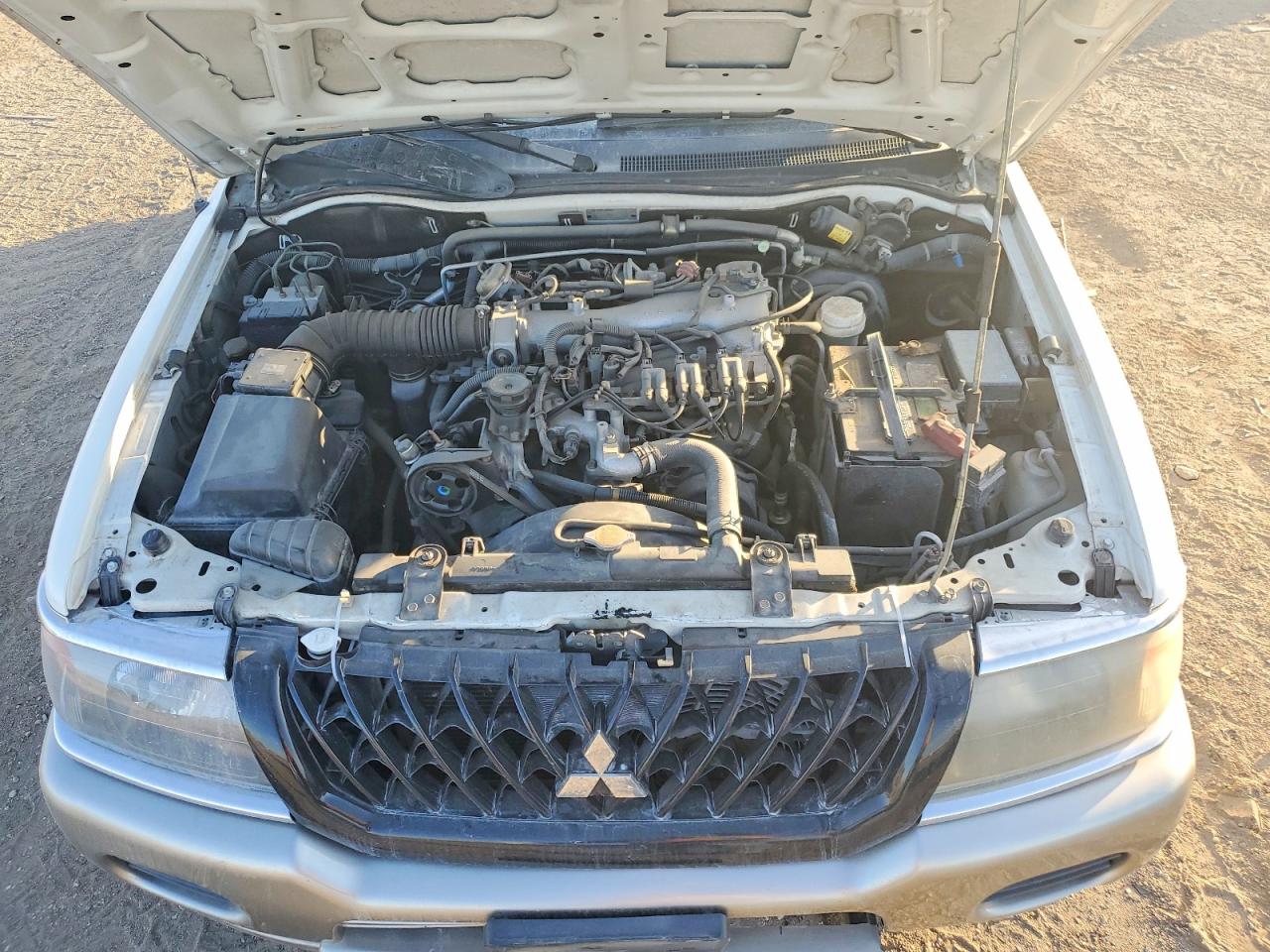 2004 Mitsubishi Montero Sport Xls Белый vin: JA4MT31R54J000125