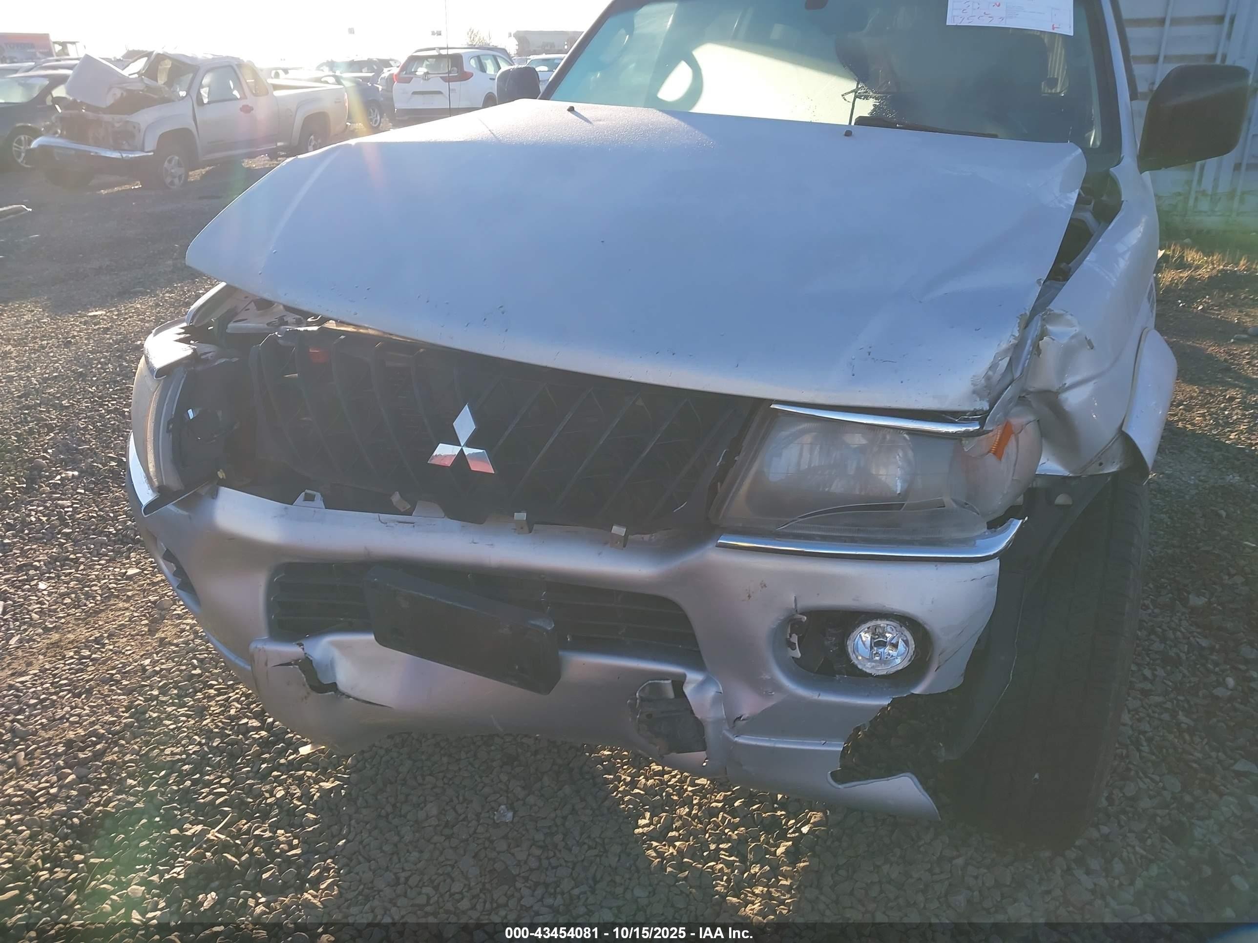 2002 Mitsubishi Montero Sport Xls Silver vin: JA4MT31R92J045453