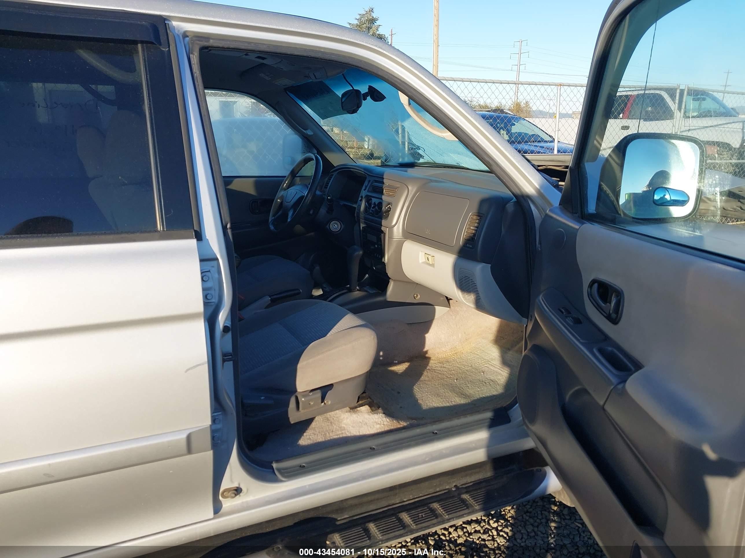 2002 Mitsubishi Montero Sport Xls Silver vin: JA4MT31R92J045453