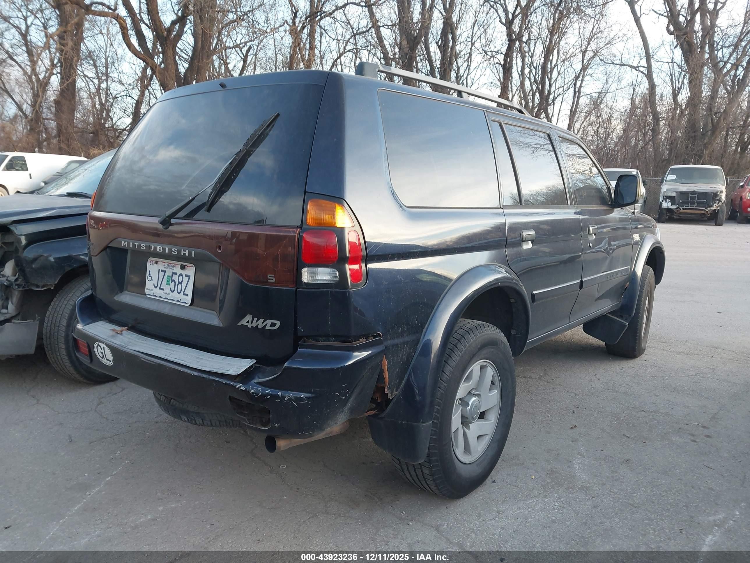 2002 Mitsubishi Montero Sport Xls Dark Blue vin: JA4MT31RX2J058860
