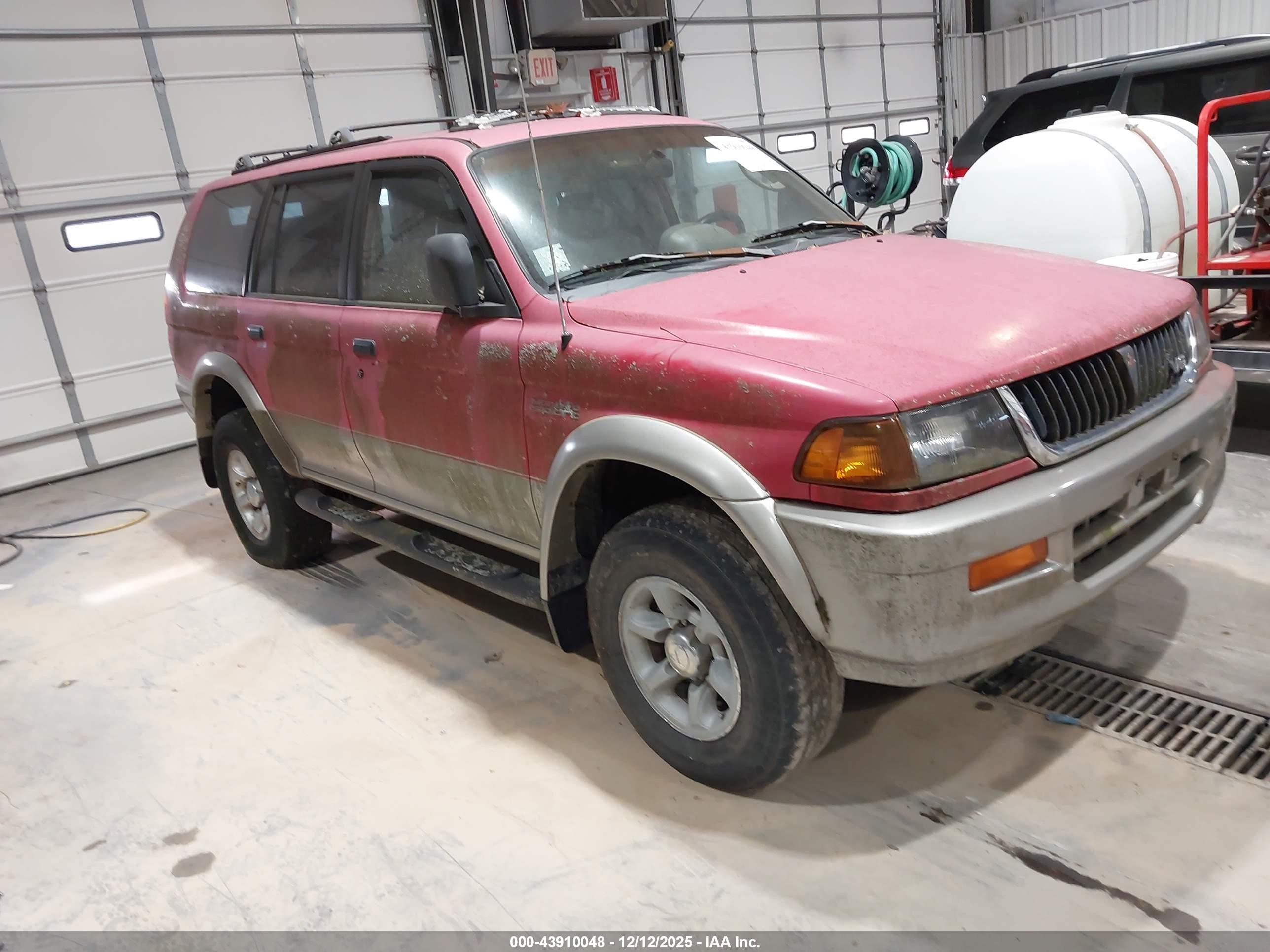 1998 Mitsubishi Montero Sport Xls Red vin: JA4MT41P3WP014030