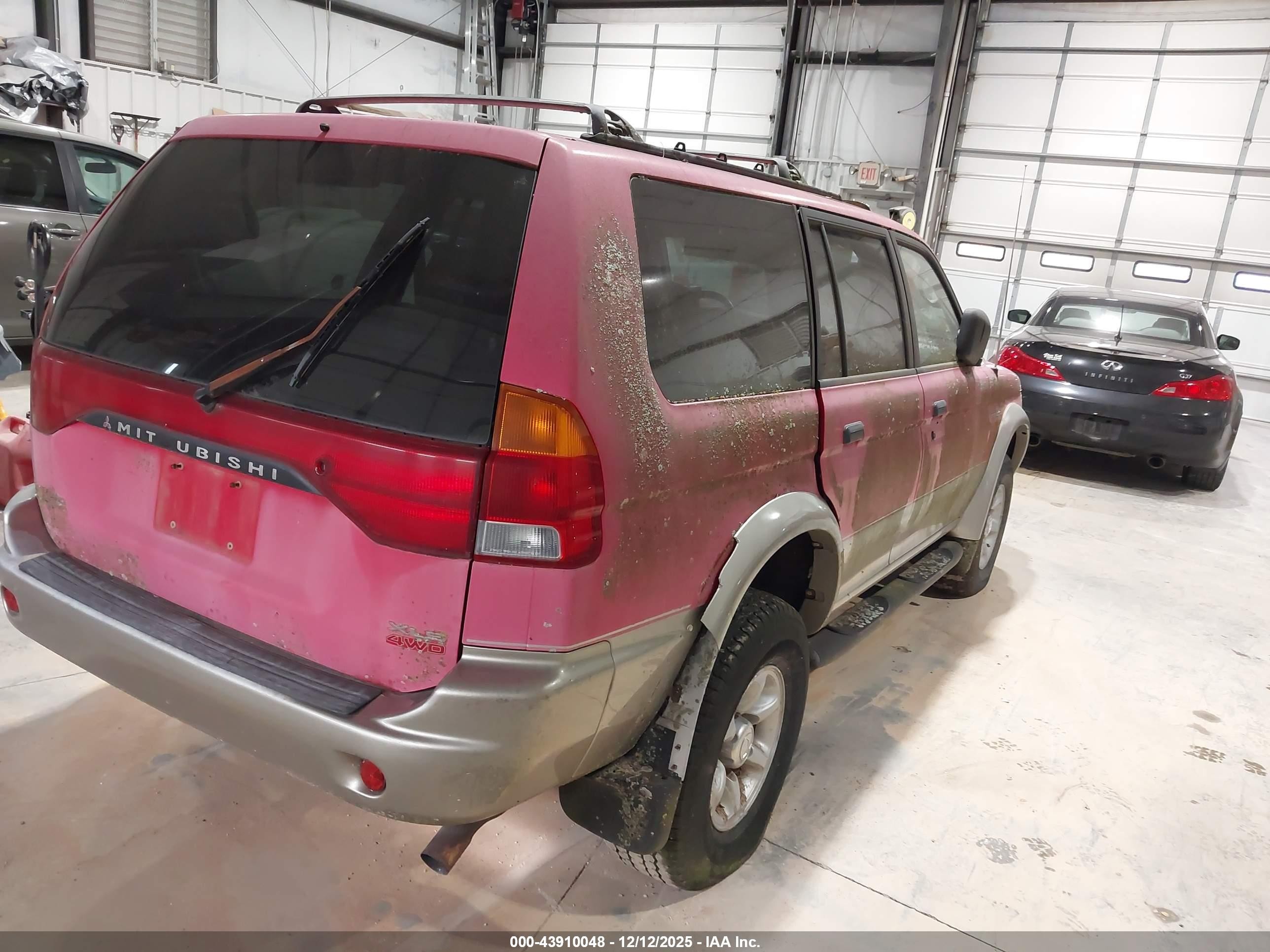 1998 Mitsubishi Montero Sport Xls Red vin: JA4MT41P3WP014030