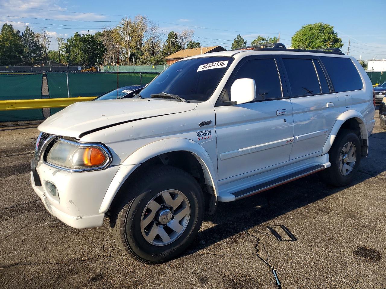 2000 Mitsubishi Montero Sport Limited White vin: JA4MT41R1YP045412