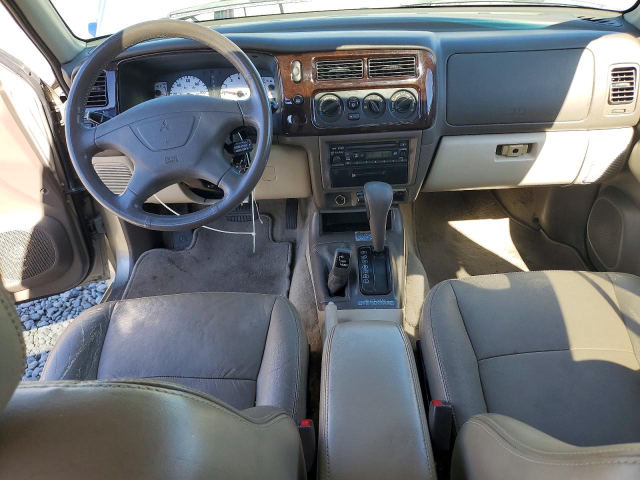 2002 Mitsubishi Montero Sport Limited Gold vin: JA4MT41R92J051095