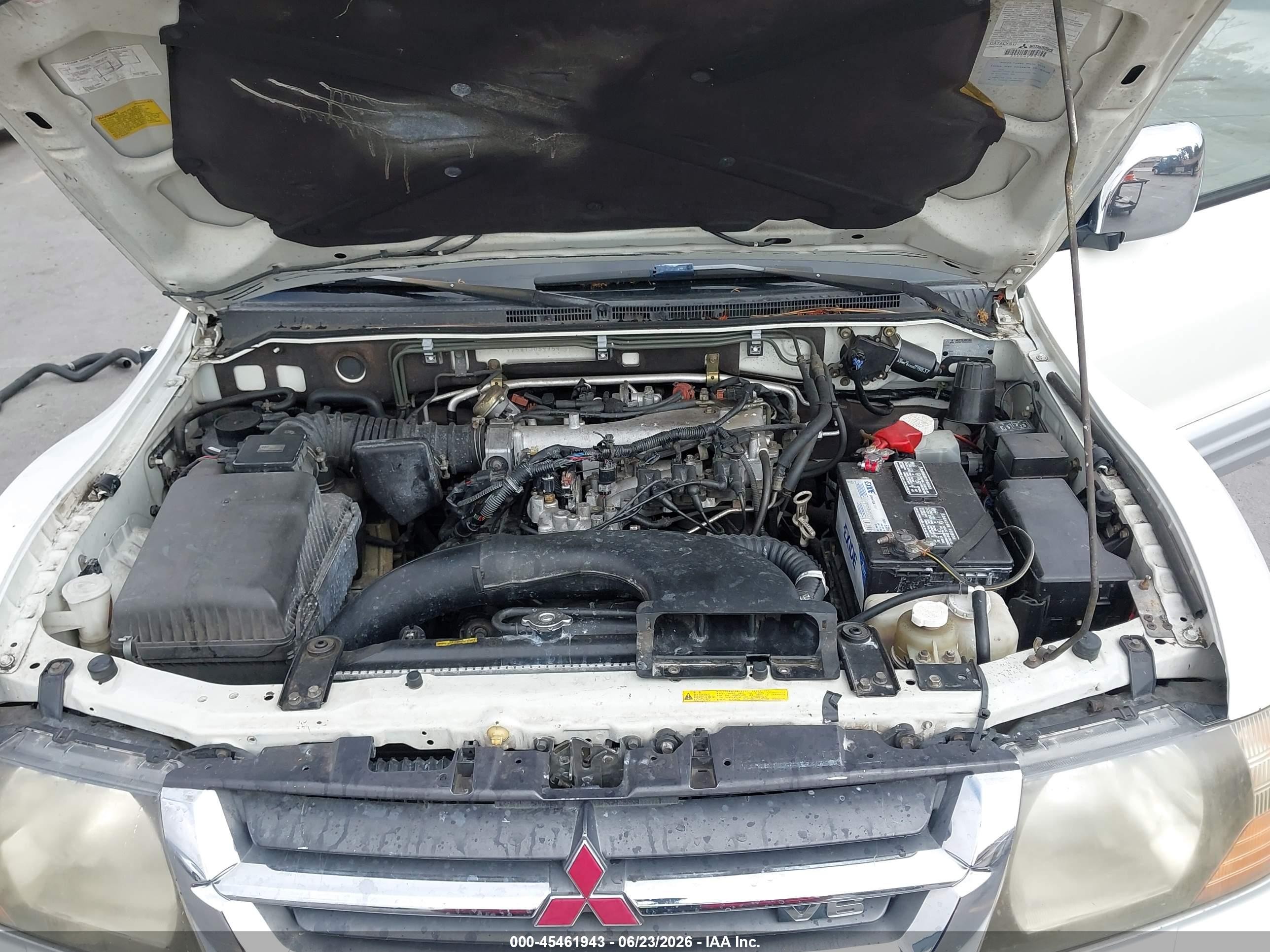 2001 Mitsubishi Montero Limited White vin: JA4MW51R11J039759