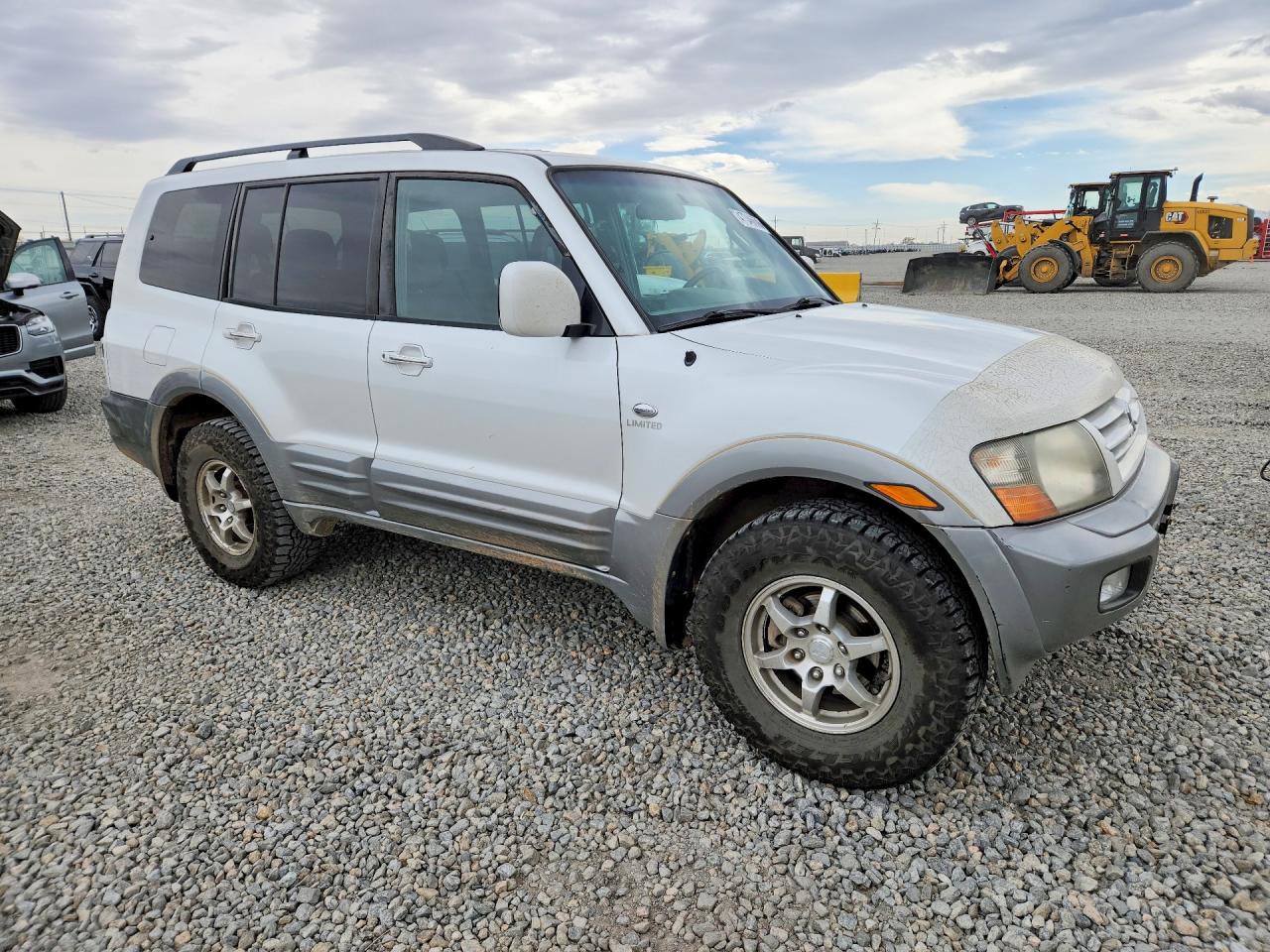 2002 Mitsubishi Montero Limited White vin: JA4MW51R52J006913