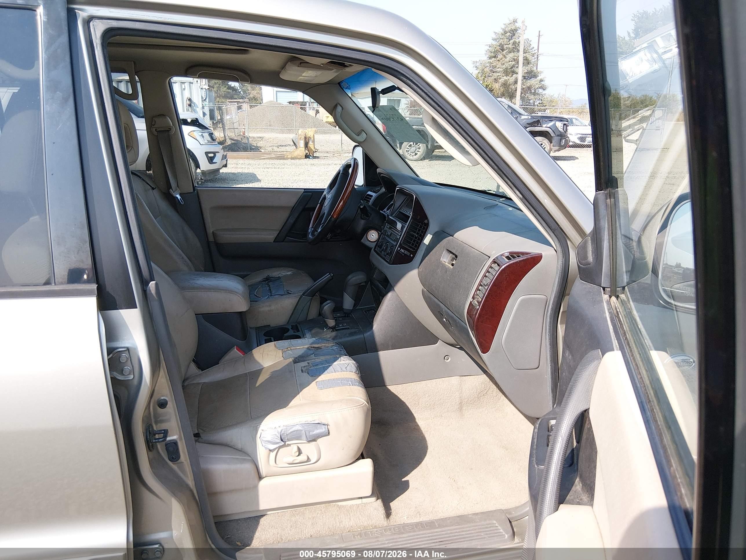 2002 Mitsubishi Montero Limited Золотой vin: JA4MW51R52J023601