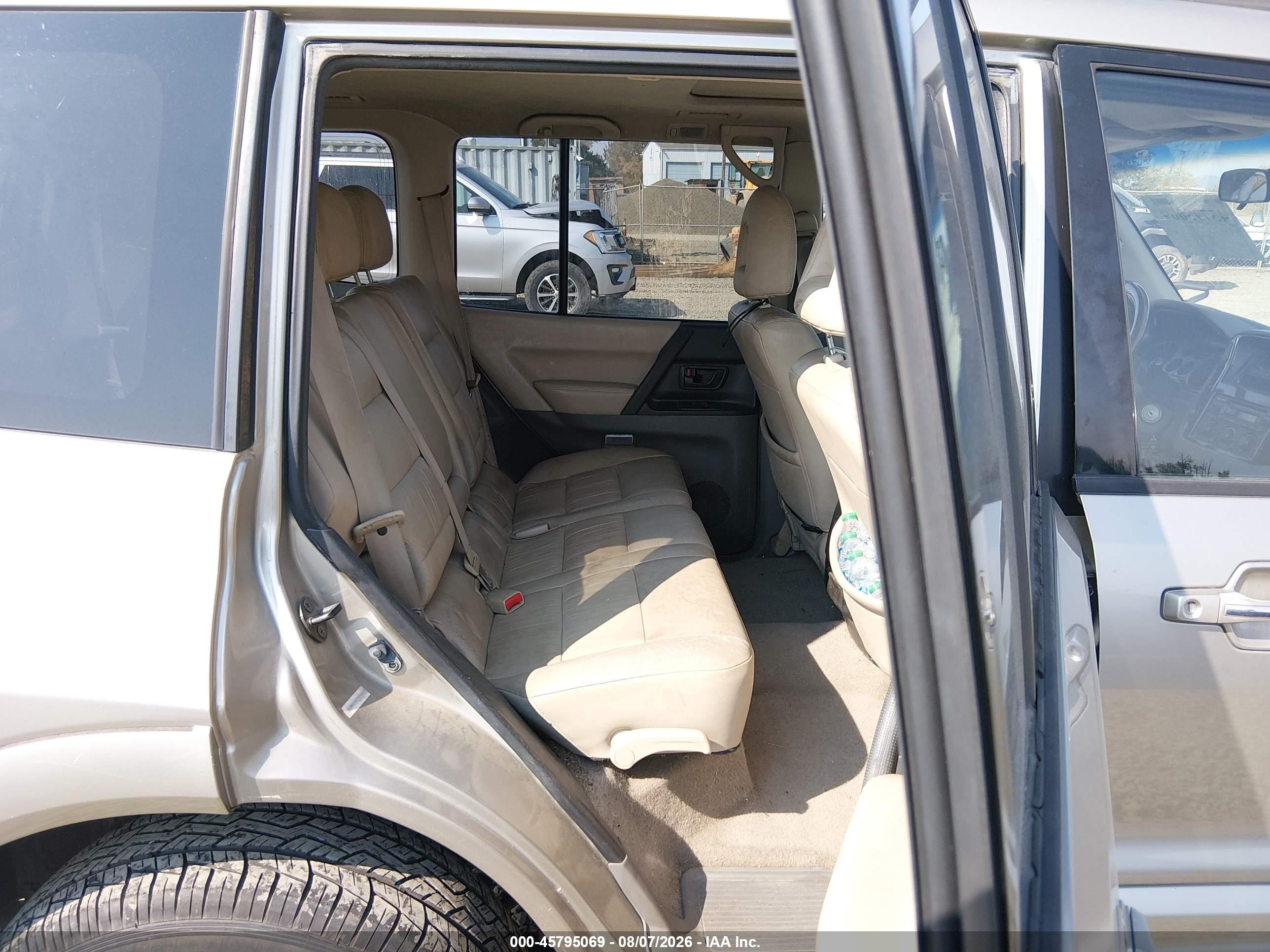 2002 Mitsubishi Montero Limited Золотой vin: JA4MW51R52J023601