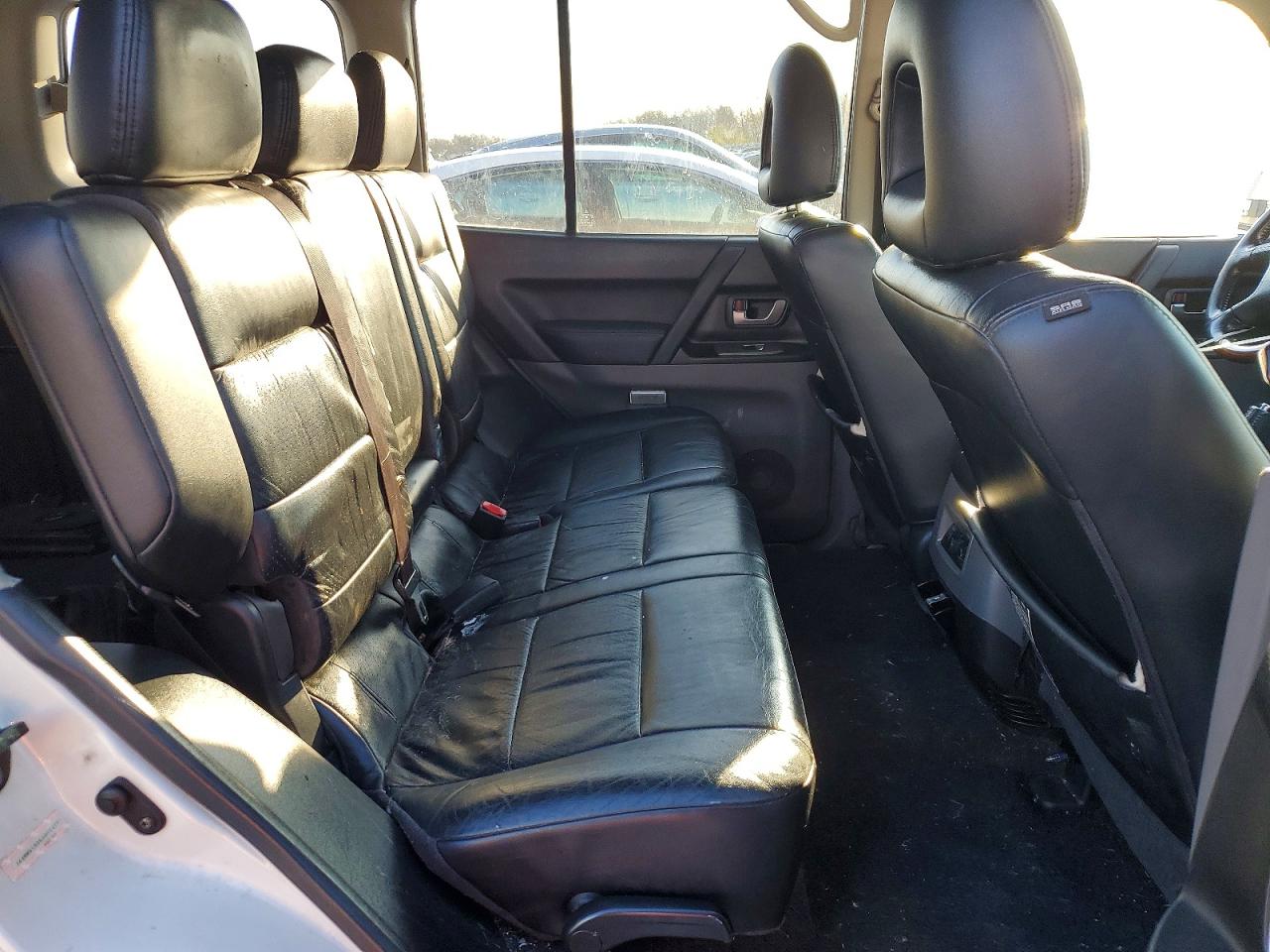 2005 Mitsubishi Montero Limited White vin: JA4MW51S35J002477