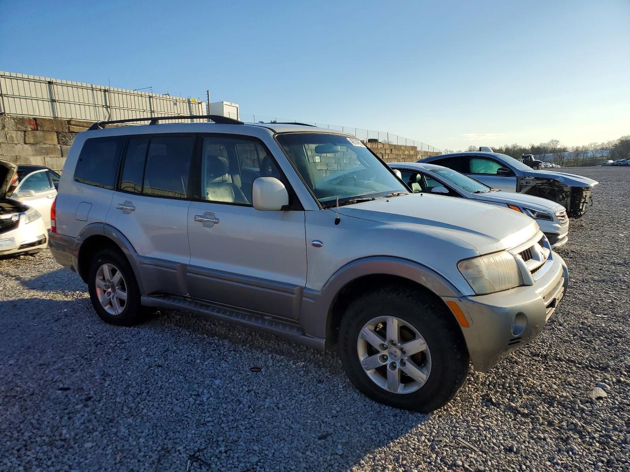 2005 Mitsubishi Montero Limited White vin: JA4MW51S35J002477