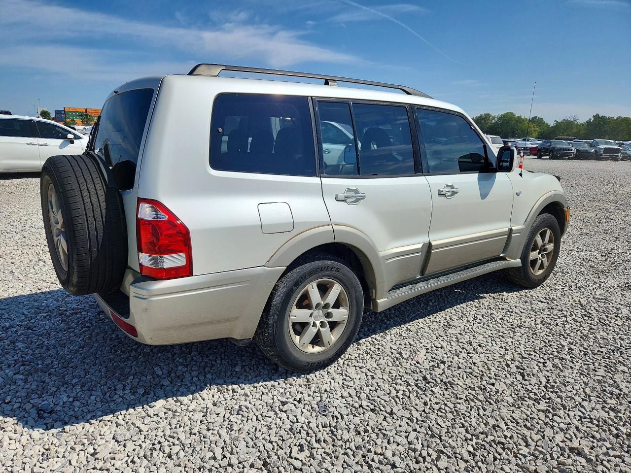 2005 Mitsubishi Montero Limited White vin: JA4MW51S55J000925