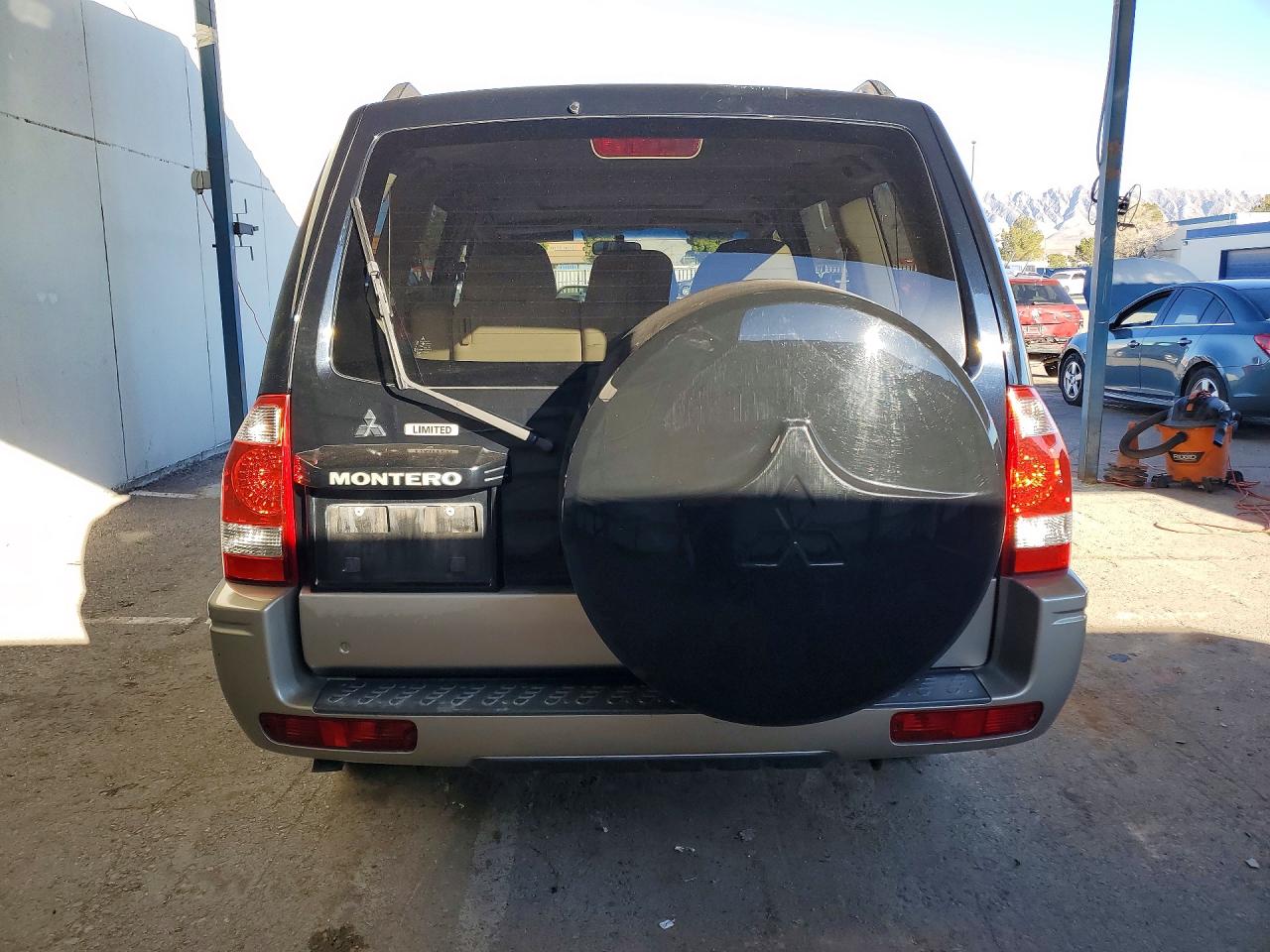 2005 Mitsubishi Montero Limited Black vin: JA4MW51S65J004420