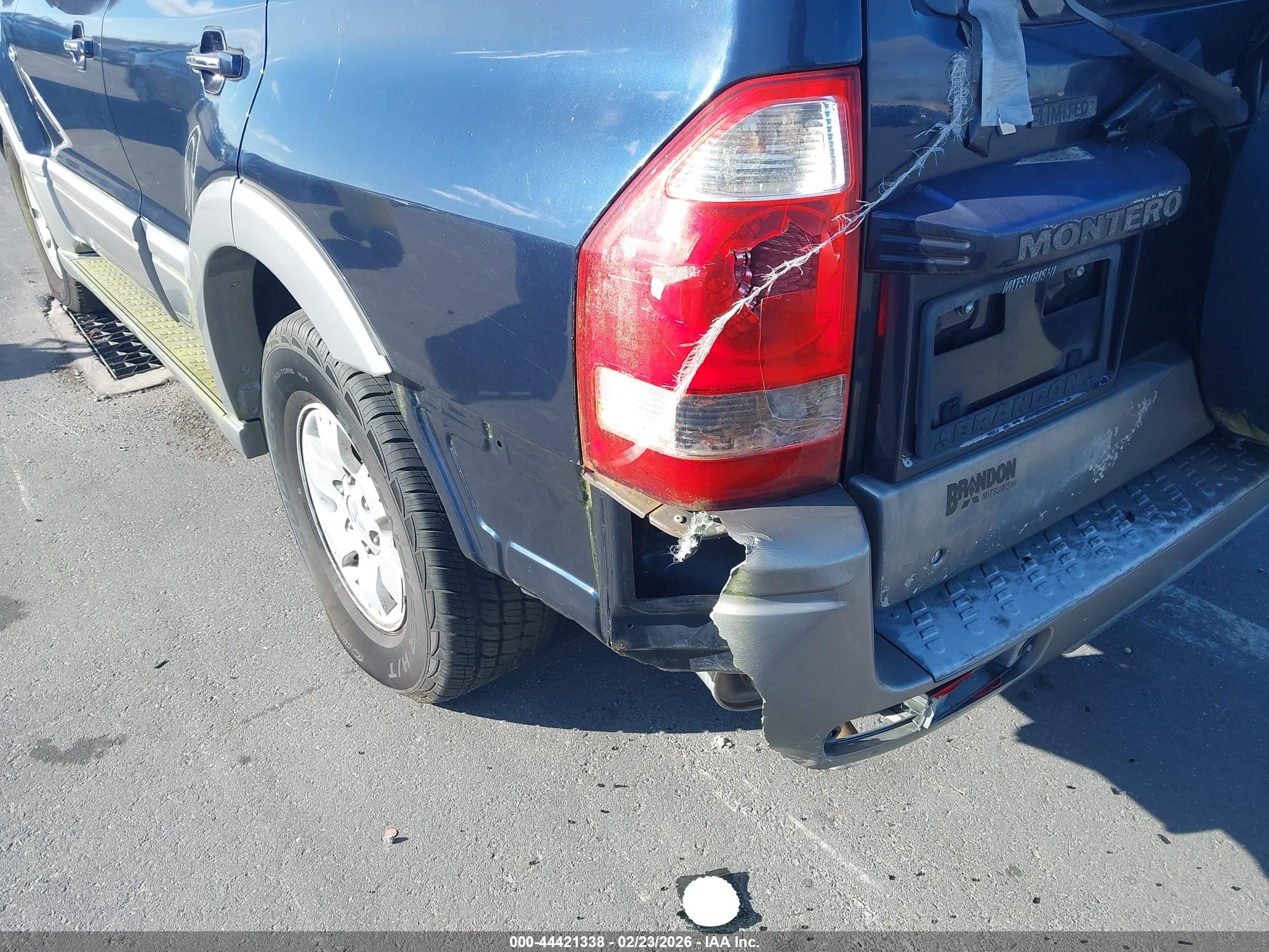 2004 Mitsubishi Montero Xls Navy vin: JA4MW51SX4J011028
