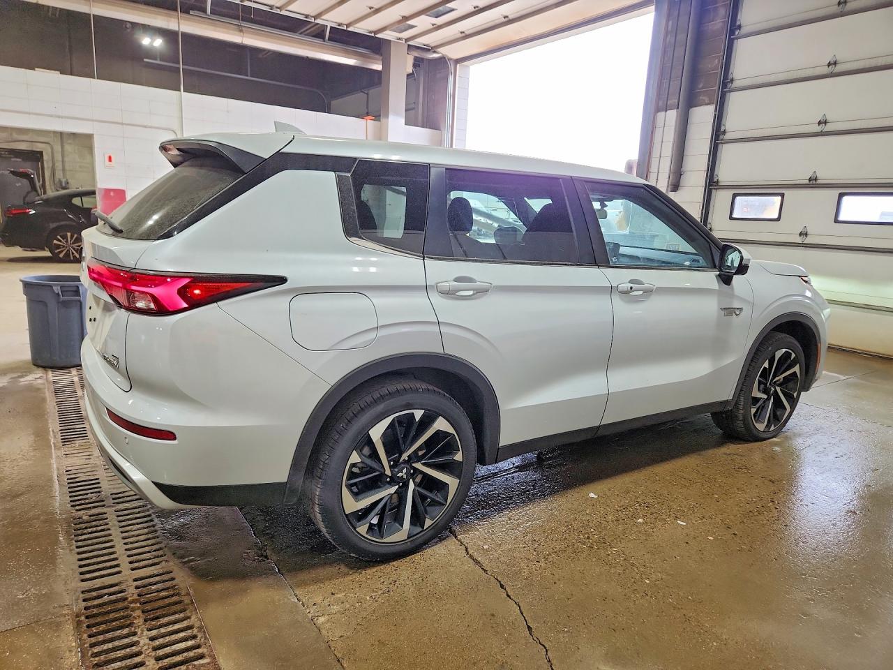 2025 Mitsubishi Outlander White vin: JA4T5VA90SZ042458