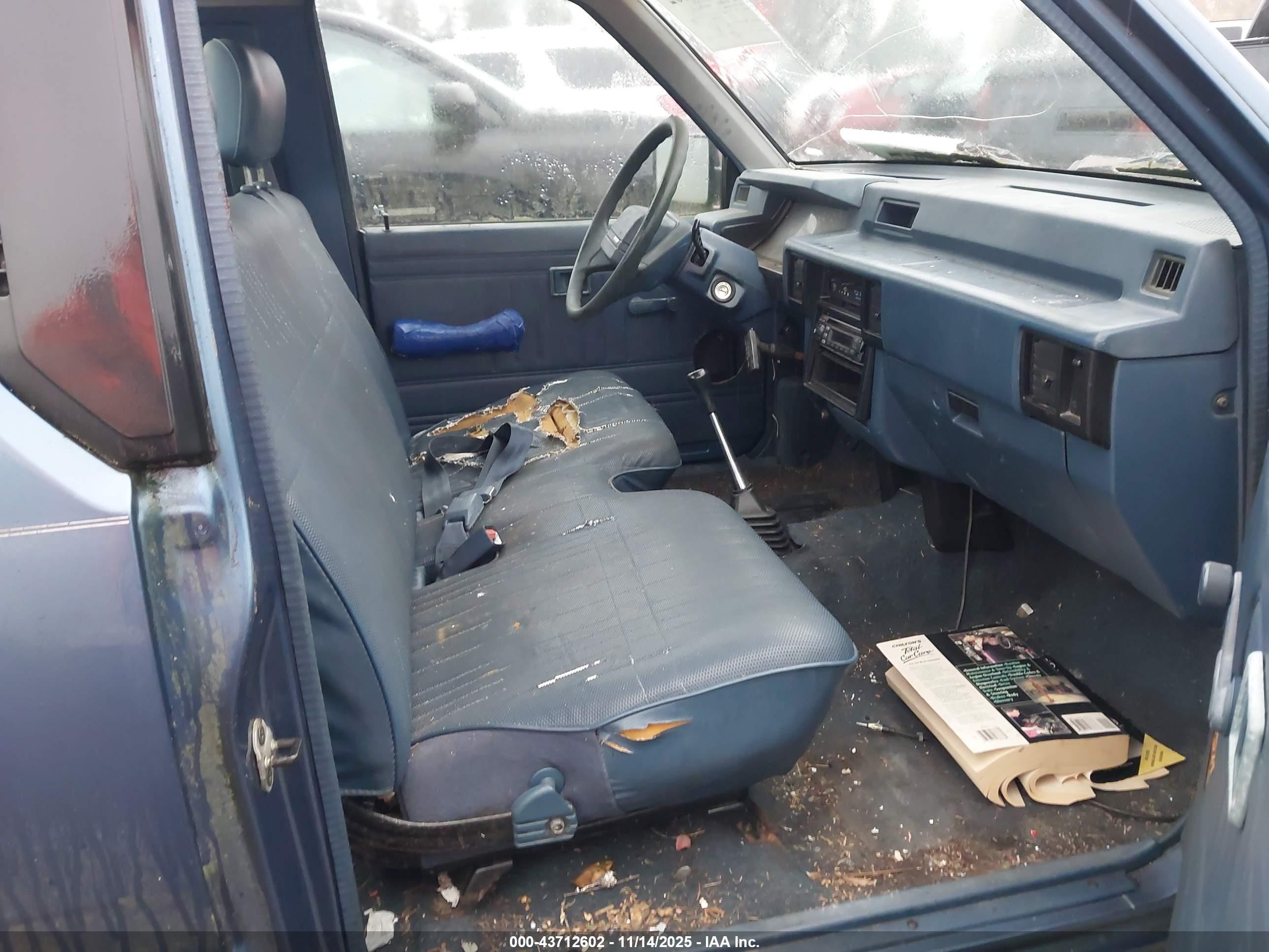 1990 Mitsubishi Mighty Max / S   Blue vin: JA7FL24W1LP016860
