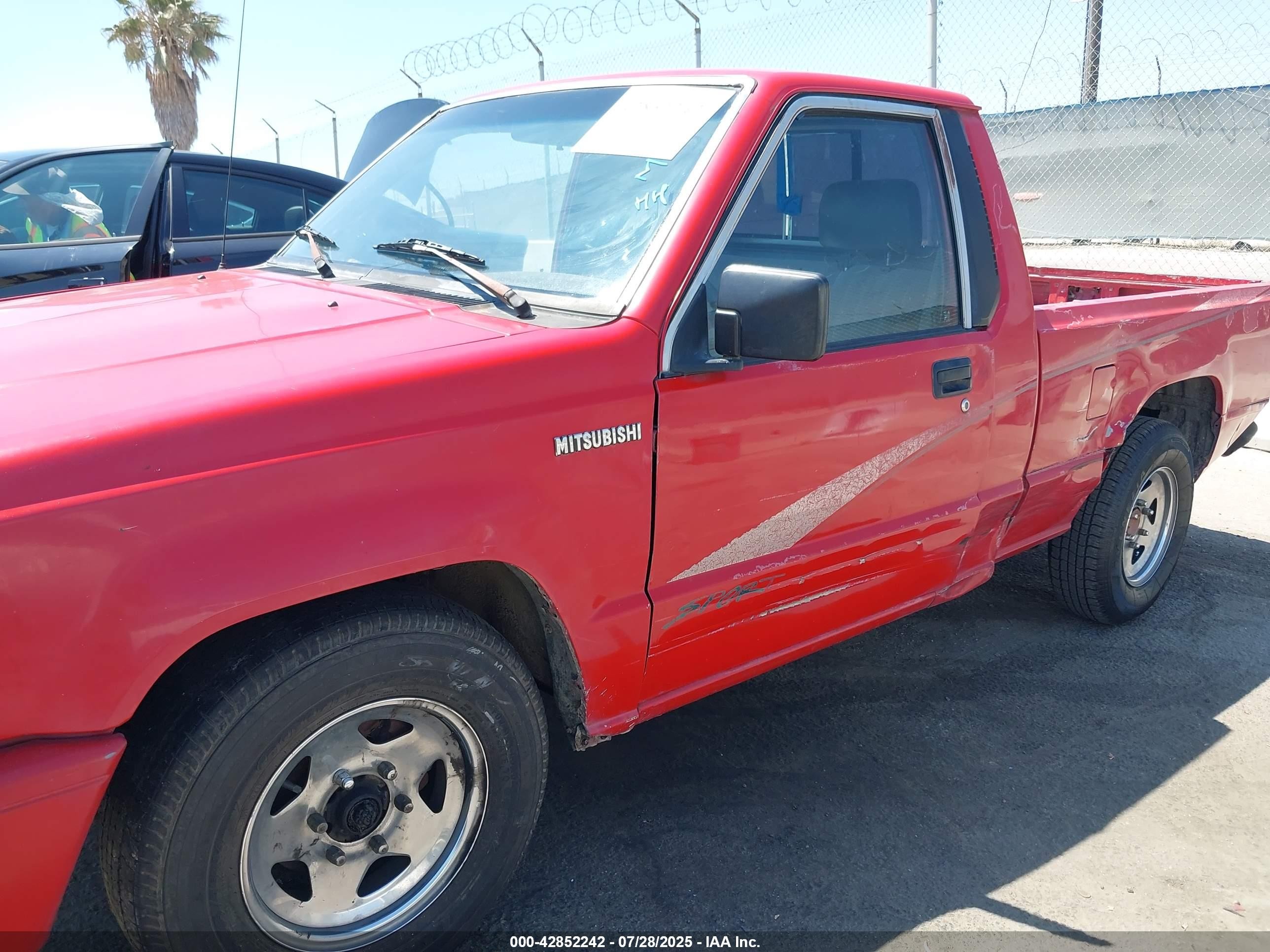 1994 Mitsubishi Mighty Max   Красный vin: JA7LS21G6RP007082