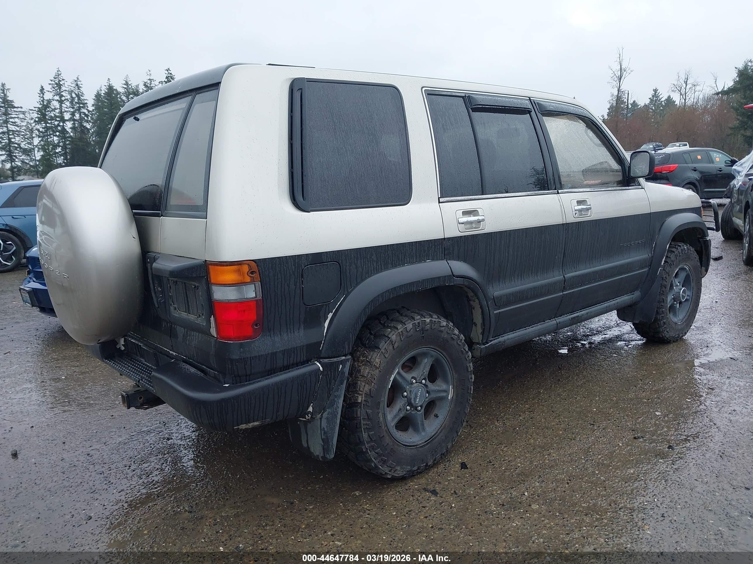 1999 Isuzu Trooper S Silver vin: JACDJ58X3X7911470