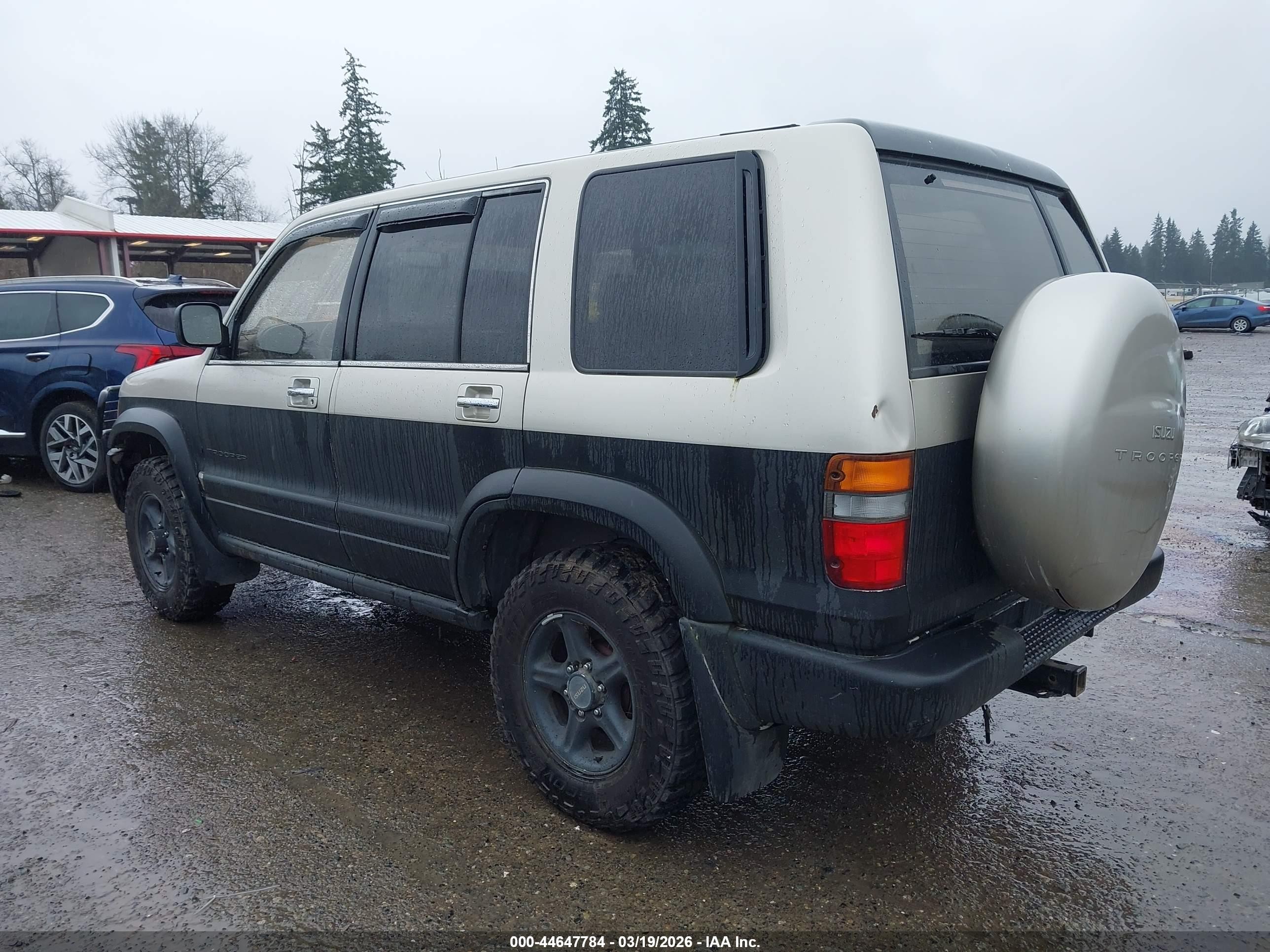 1999 Isuzu Trooper S Silver vin: JACDJ58X3X7911470