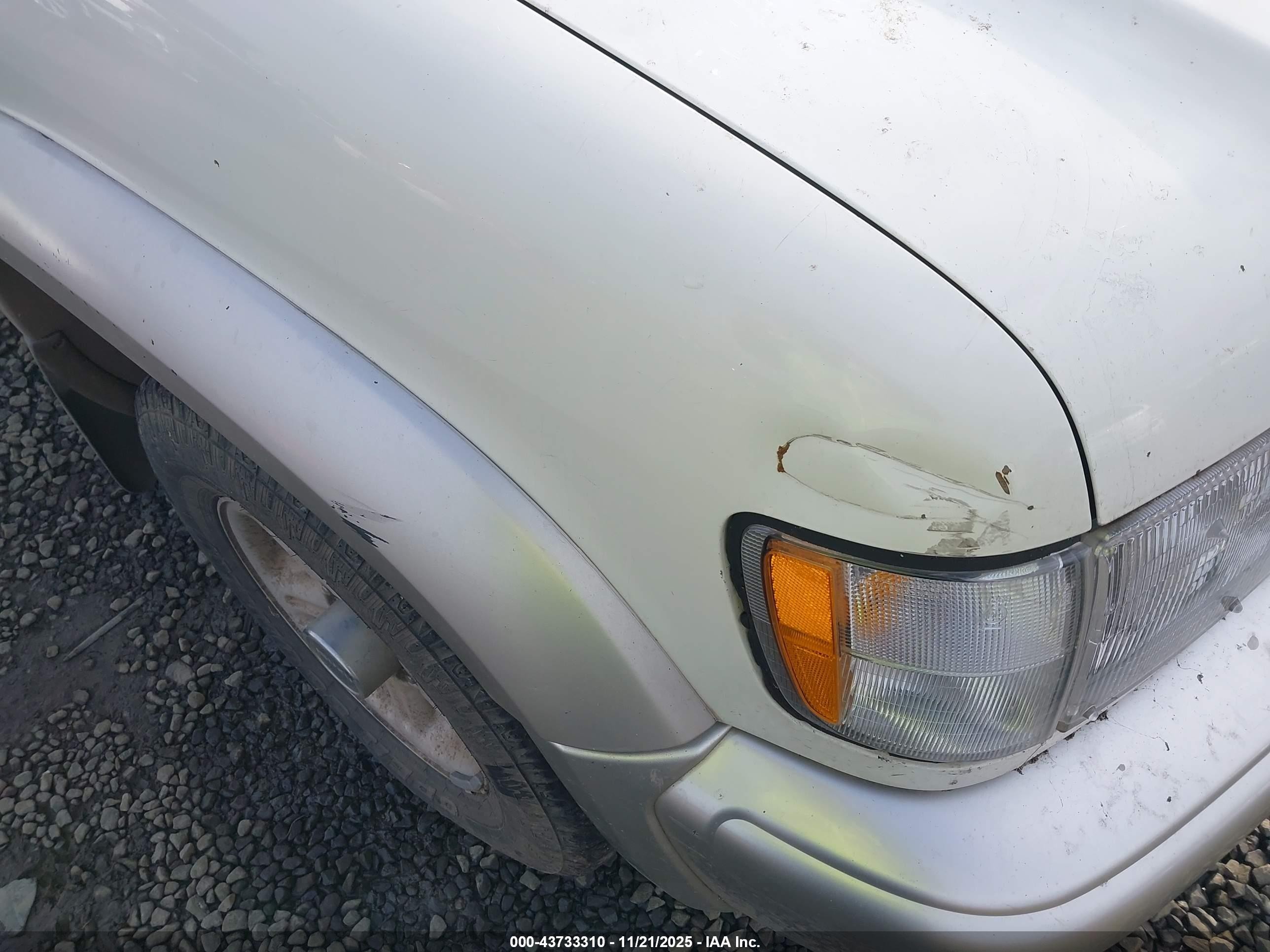 1999 Isuzu Trooper S White vin: JACDJ58X7X7918860