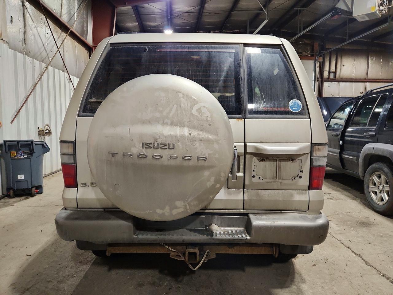 2001 Isuzu Trooper S Silver vin: JACDJ58X817J11318