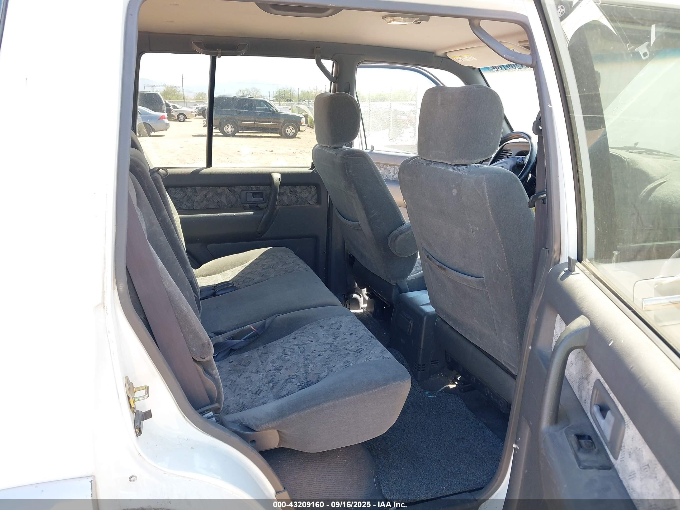 2002 Isuzu Trooper Limited/ls/s White vin: JACDJ58X927J06050