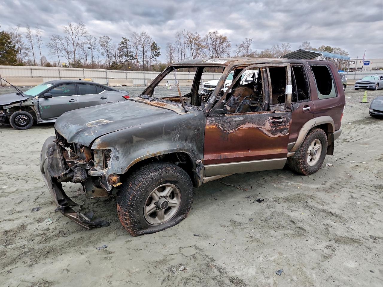 2002 Isuzu Trooper S Burgundy vin: JACDS58X127J03527