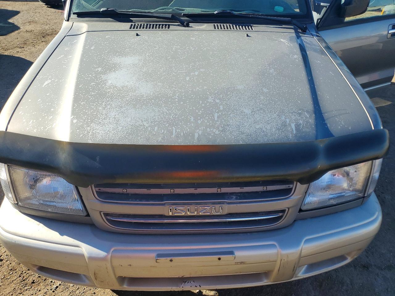 2002 Isuzu Trooper S Gold vin: JACDS58X927J00925