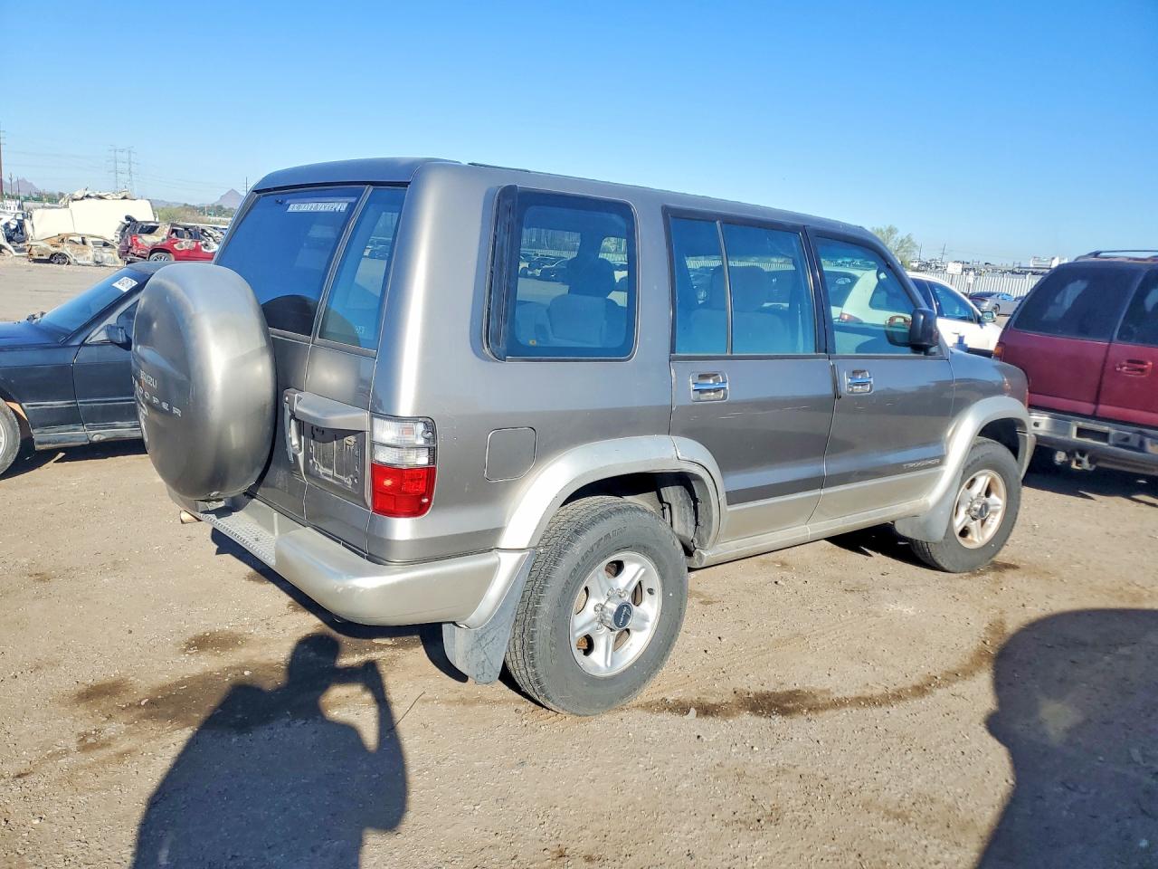 2002 Isuzu Trooper S Gold vin: JACDS58X927J00925