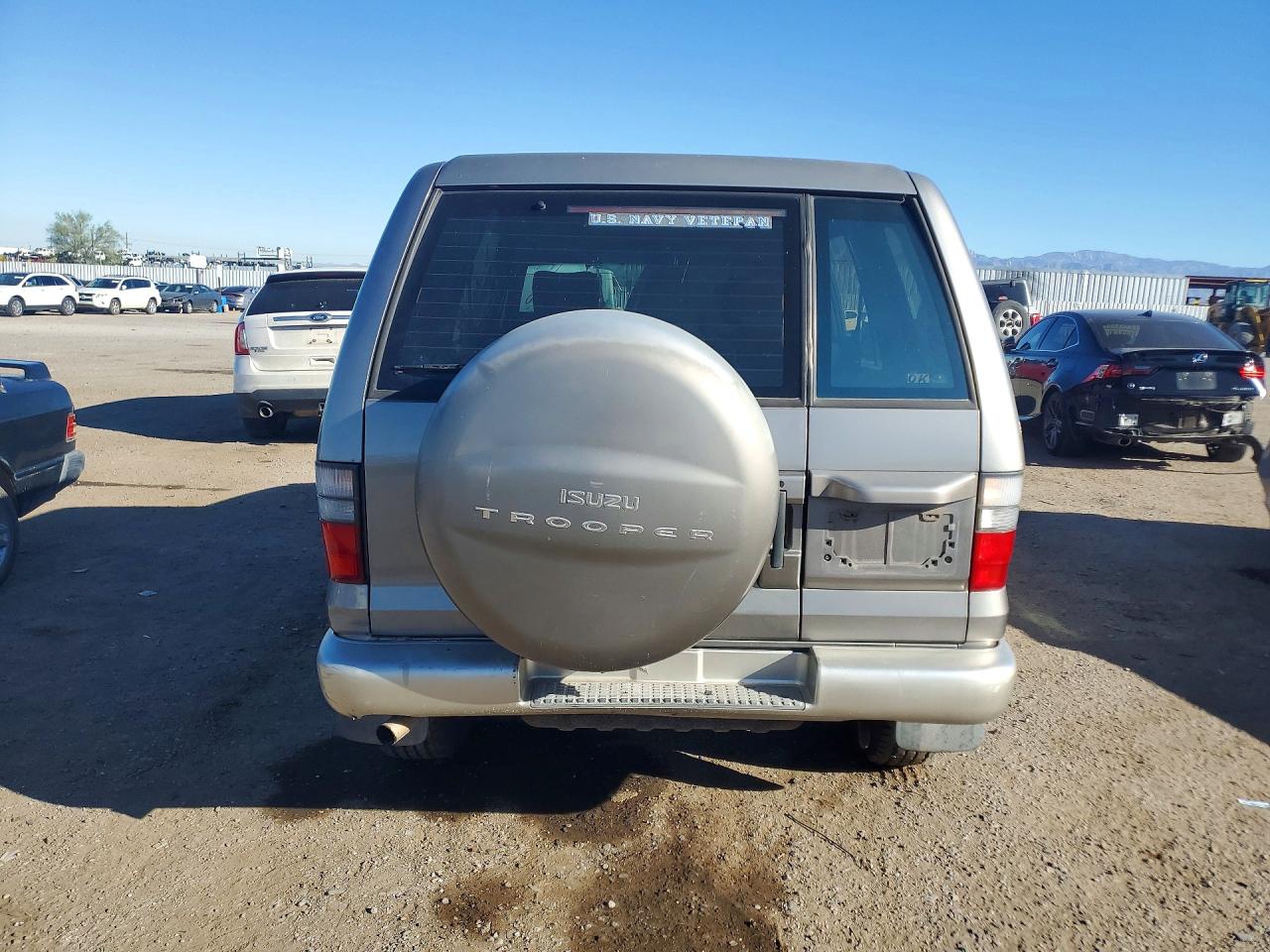 2002 Isuzu Trooper S Gold vin: JACDS58X927J00925