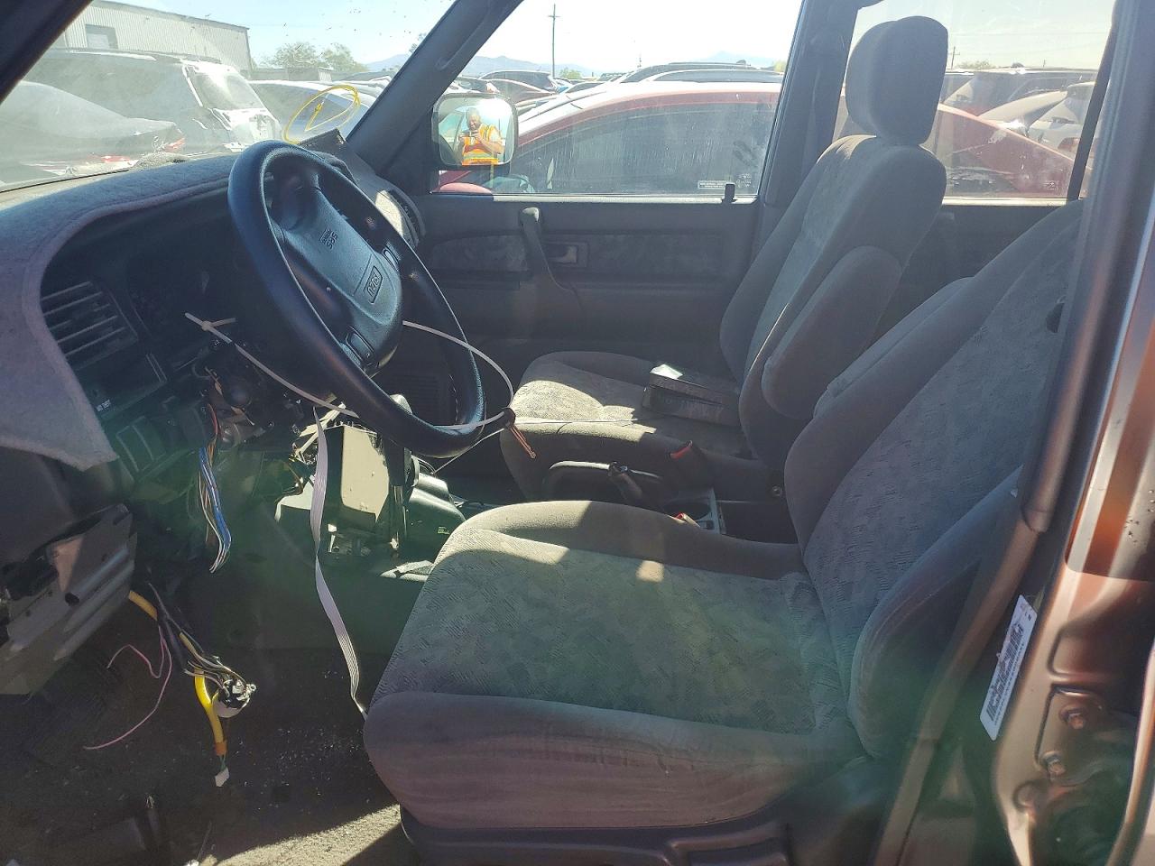 2002 Isuzu Trooper S Gold vin: JACDS58X927J00925