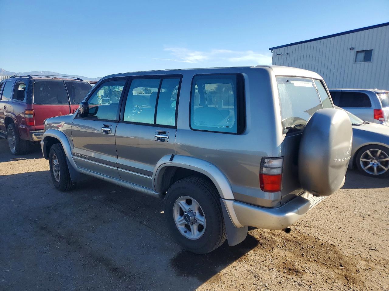 2002 Isuzu Trooper S Gold vin: JACDS58X927J00925