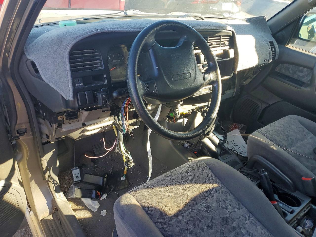 2002 Isuzu Trooper S Gold vin: JACDS58X927J00925