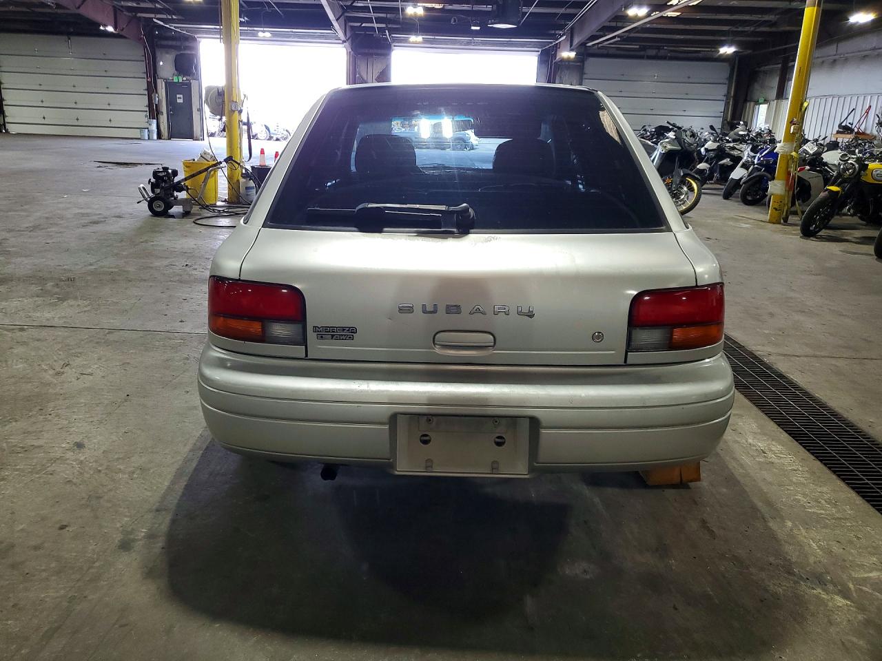 1999 Subaru Impreza L Silver vin: JF1GF4350XH804568