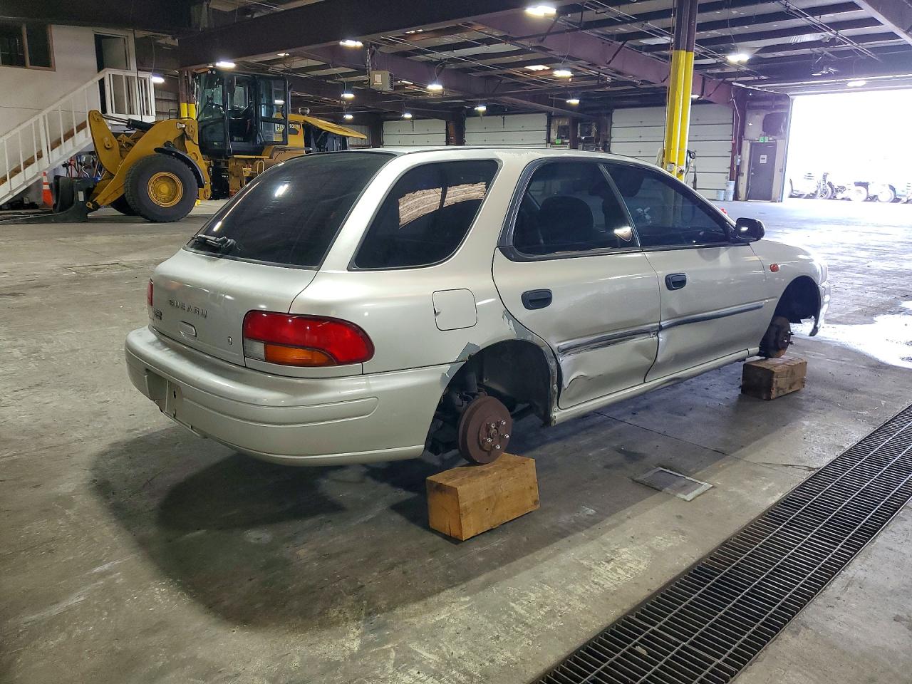1999 Subaru Impreza L Silver vin: JF1GF4350XH804568