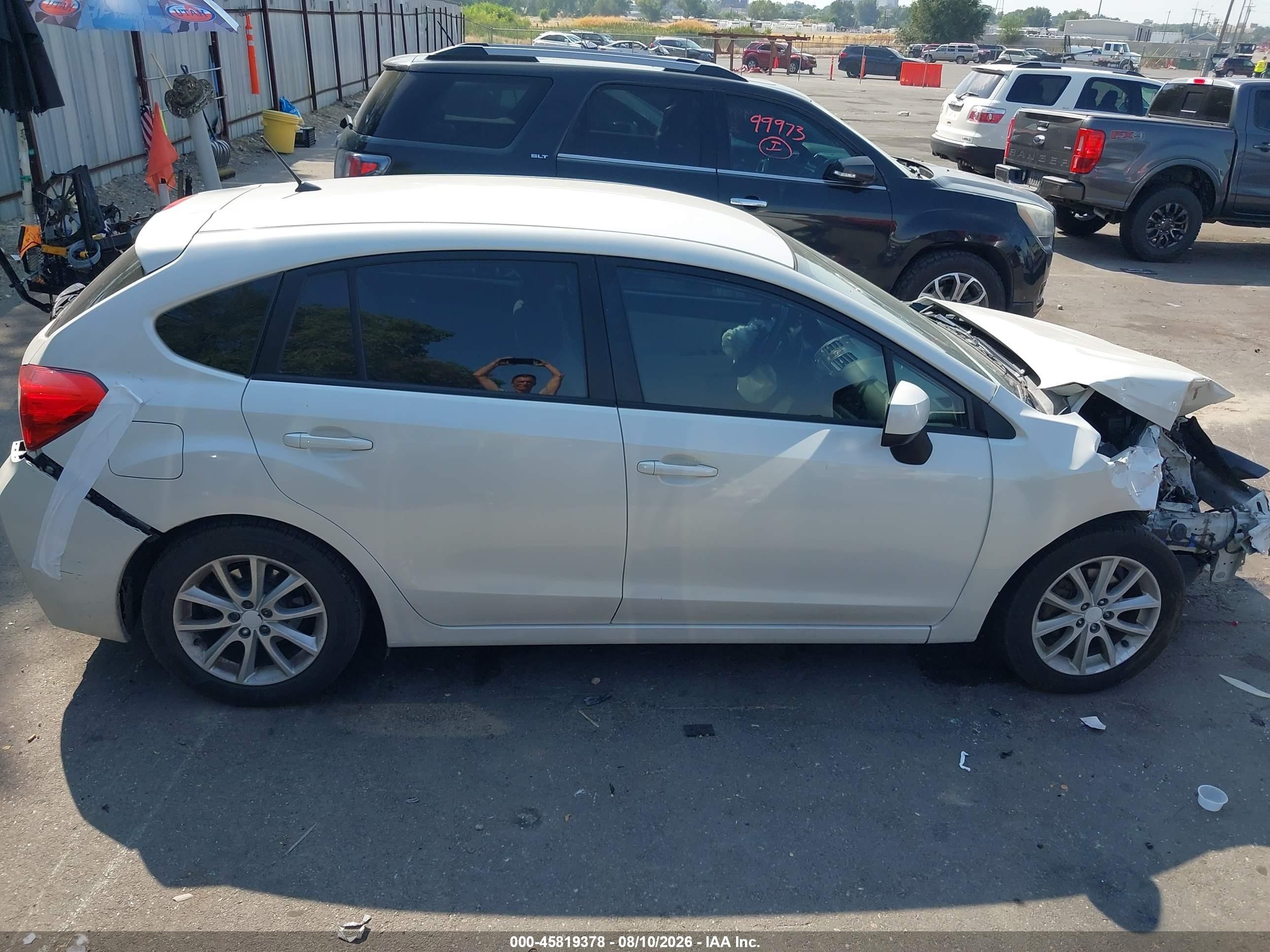2014 Subaru Impreza 2.0i Premium White vin: JF1GPAC64E8263140
