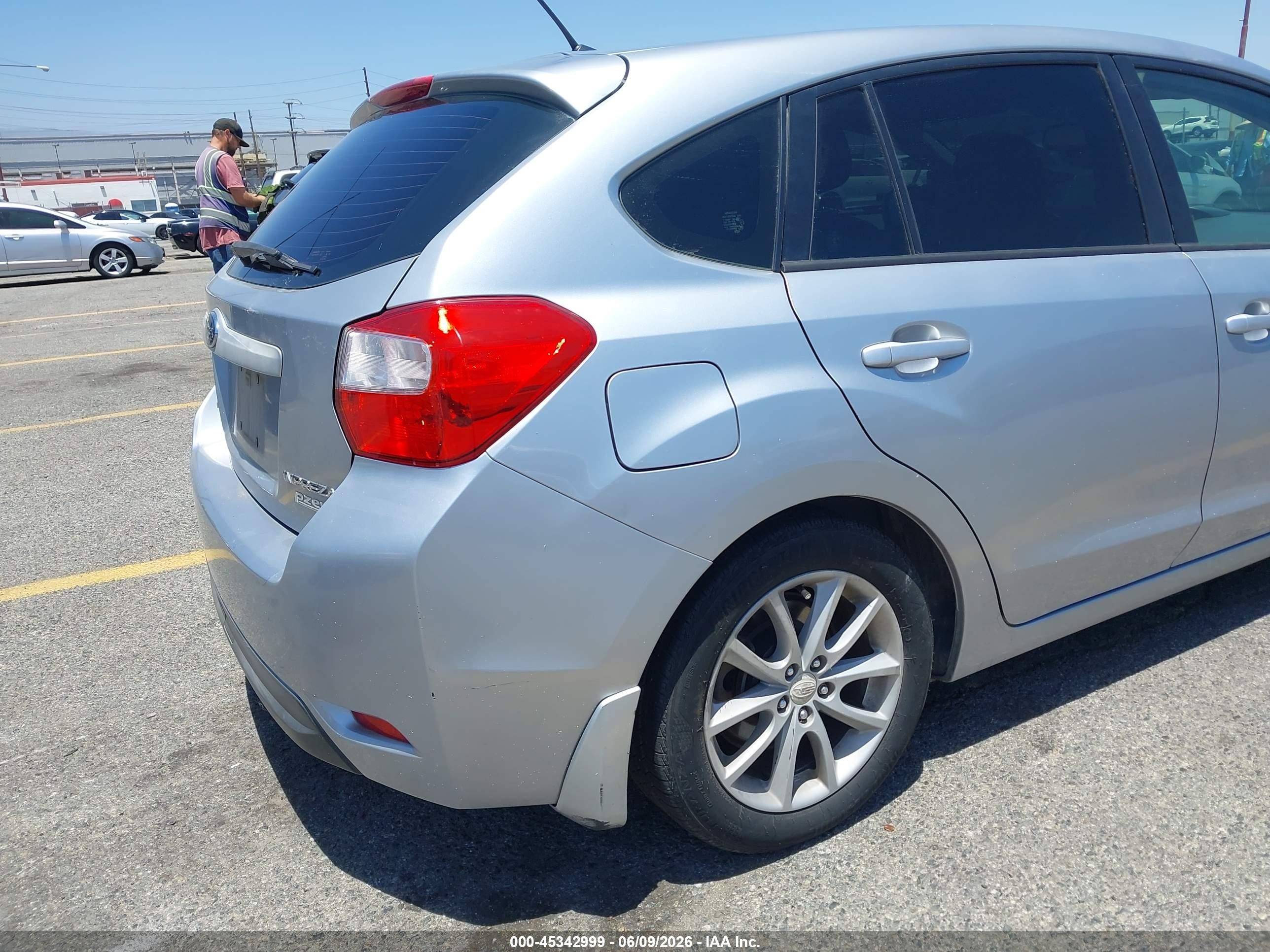 2013 Subaru Impreza 2.0i Premium Silver vin: JF1GPAC65DH200627