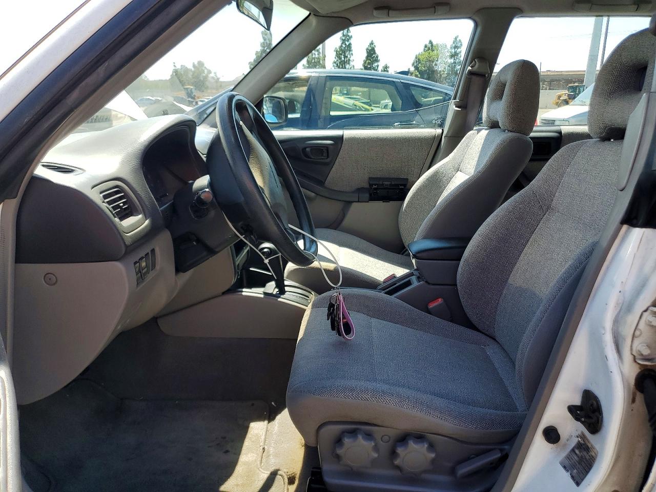 2002 Subaru Forester L White vin: JF1SF63522H749281