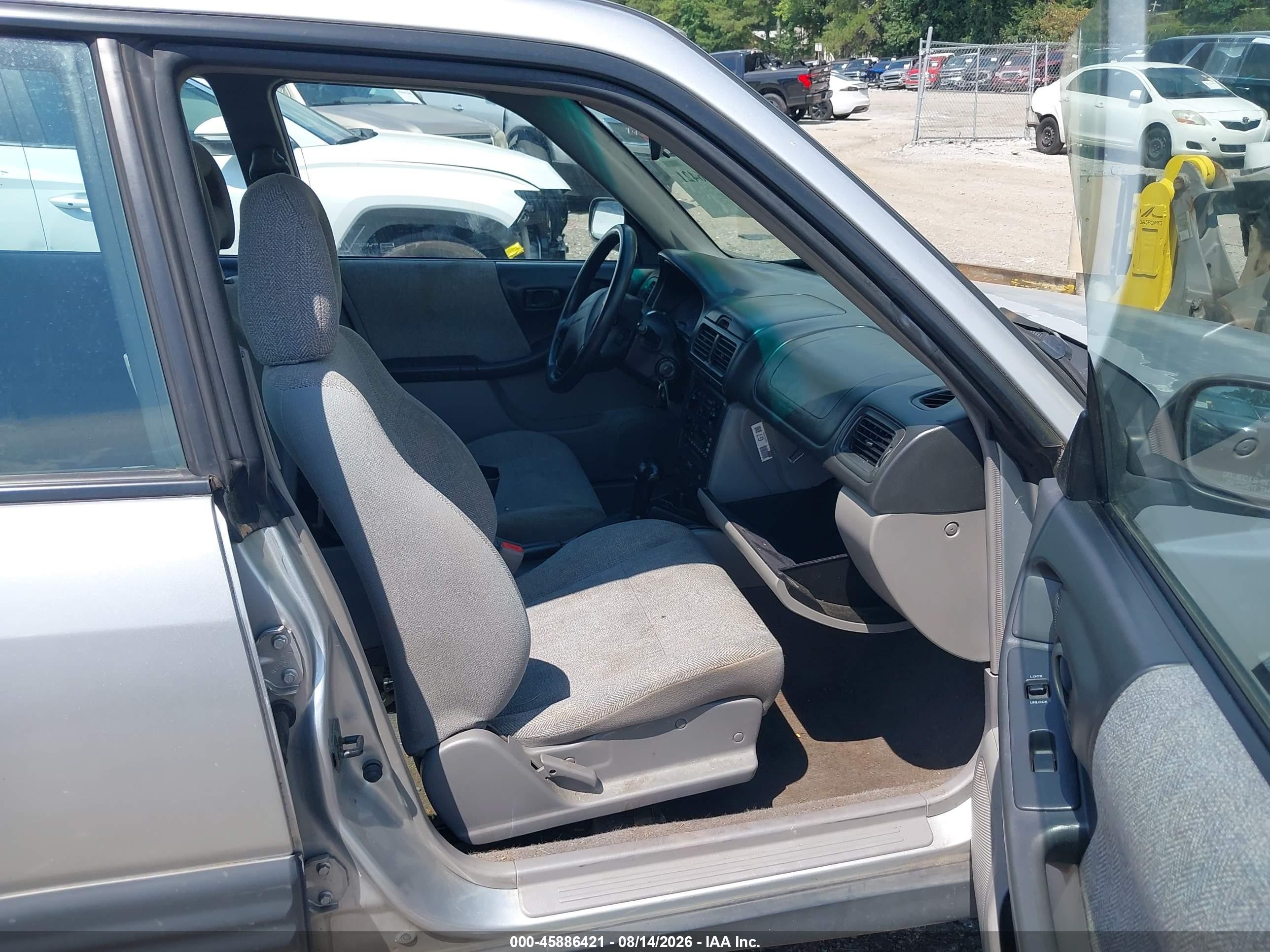 2002 Subaru Forester L Silver vin: JF1SF63552H718266