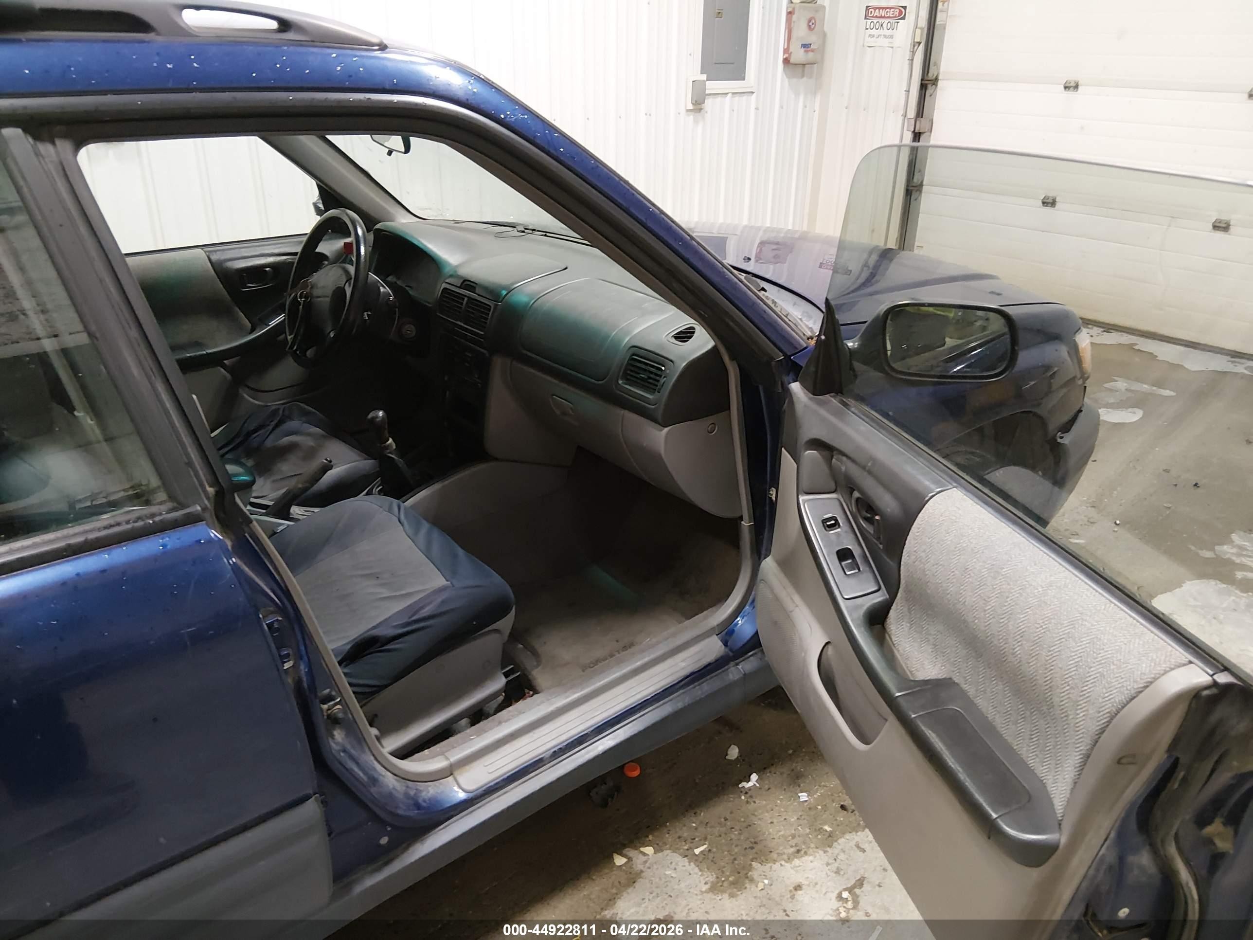 2001 Subaru Forester L Blue vin: JF1SF63571G768073