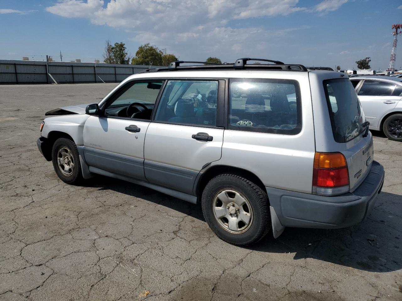 2000 Subaru Forester L Silver vin: JF1SF6357YG719921