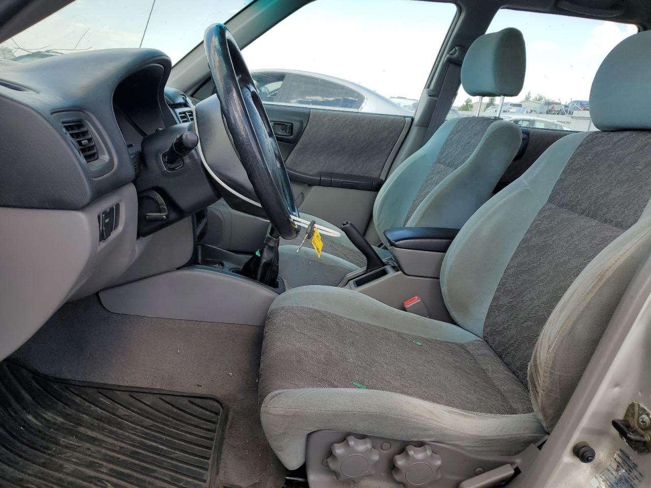 2000 Subaru Forester L Silver vin: JF1SF6357YG719921