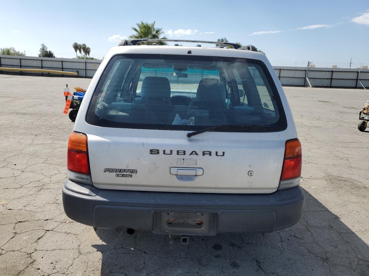 2000 Subaru Forester L Silver vin: JF1SF6357YG719921