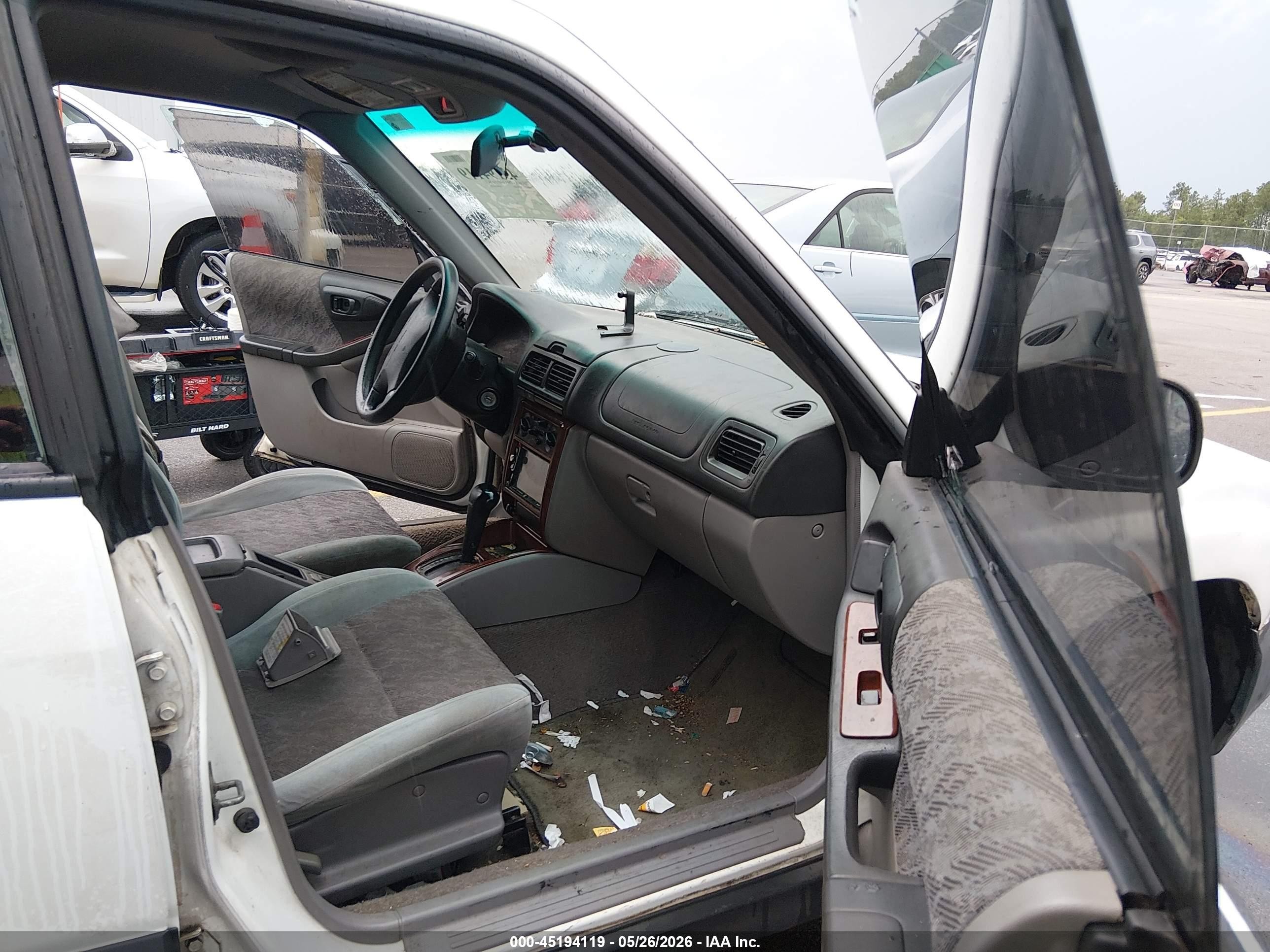 2000 Subaru Forester L White vin: JF1SF6357YH715121