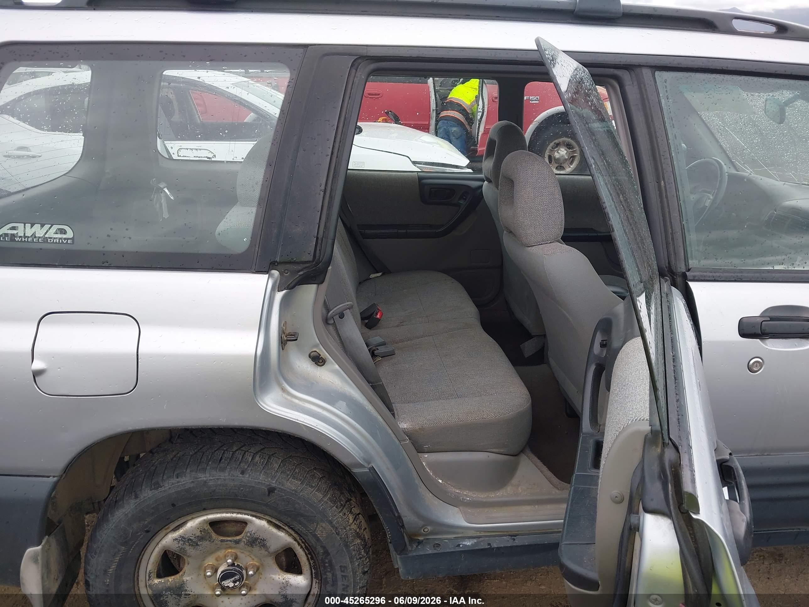 2002 Subaru Forester L Silver vin: JF1SF63592H700966