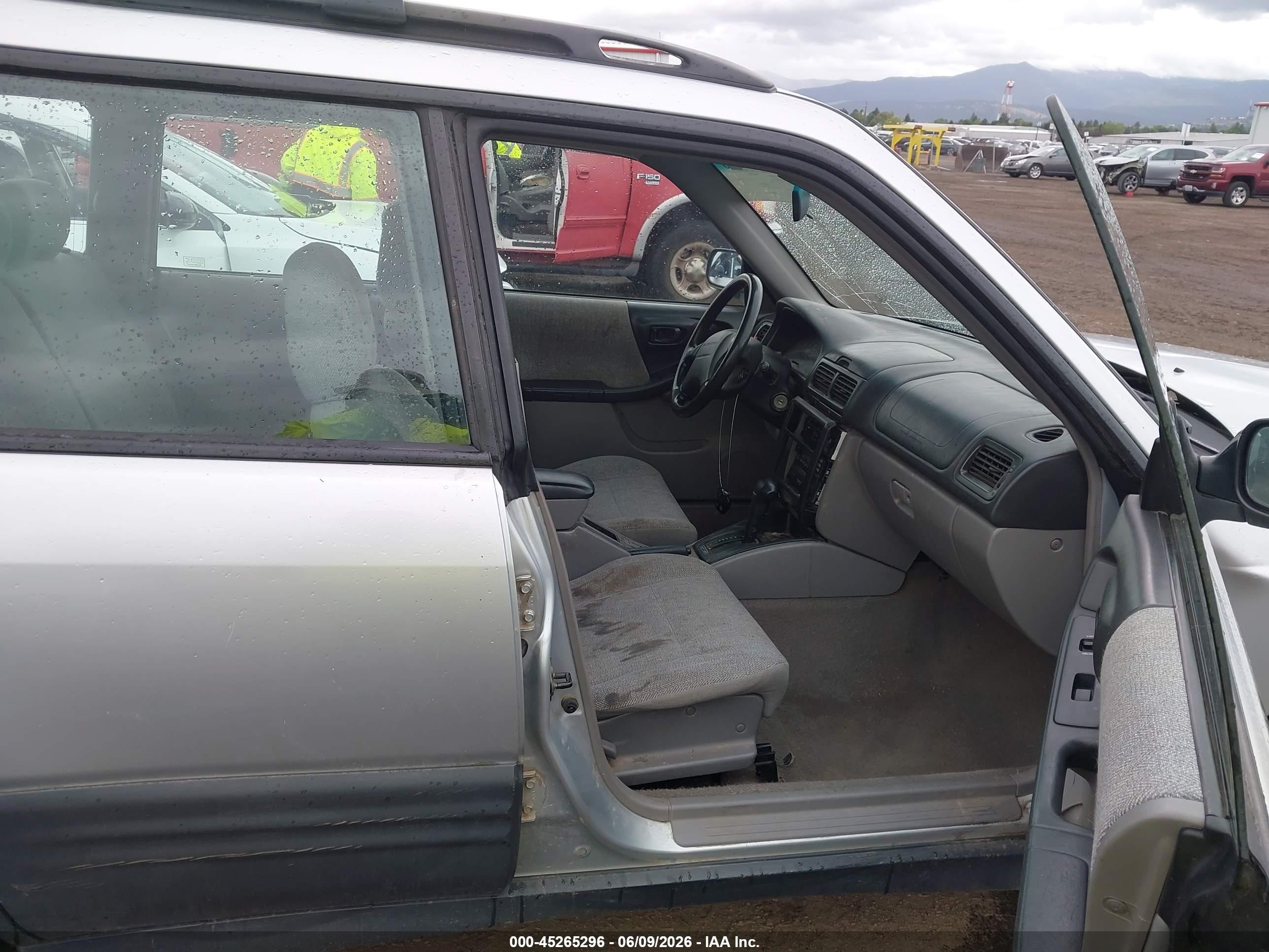 2002 Subaru Forester L Silver vin: JF1SF63592H700966